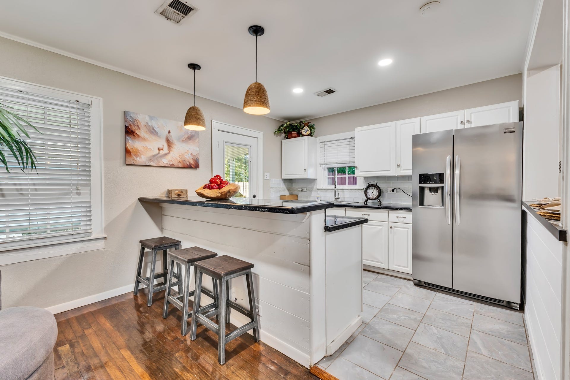 801 18th Avenue N, Texas City, TX 77590 White cabinetry, stainless steel appliances, and dark countertops create a kitchen that feels fresh and functional. With practical counter space and a convenient breakfast bar, everyday meal preparation becomes a pleasure.