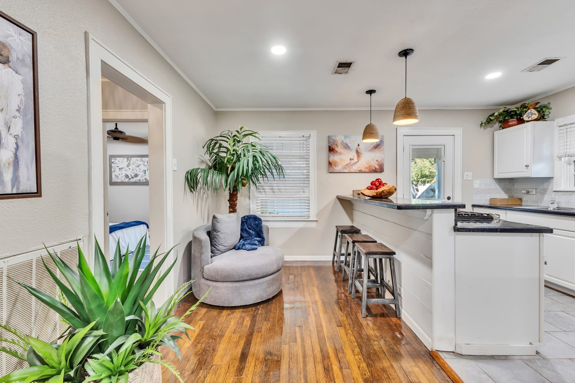 801 18th Avenue N, Texas City, TX 77590 An efficient kitchen and dining layout makes great use of the available space. The breakfast bar provides additional seating without requiring a separate formal dining room, maximizing everyday functionality.