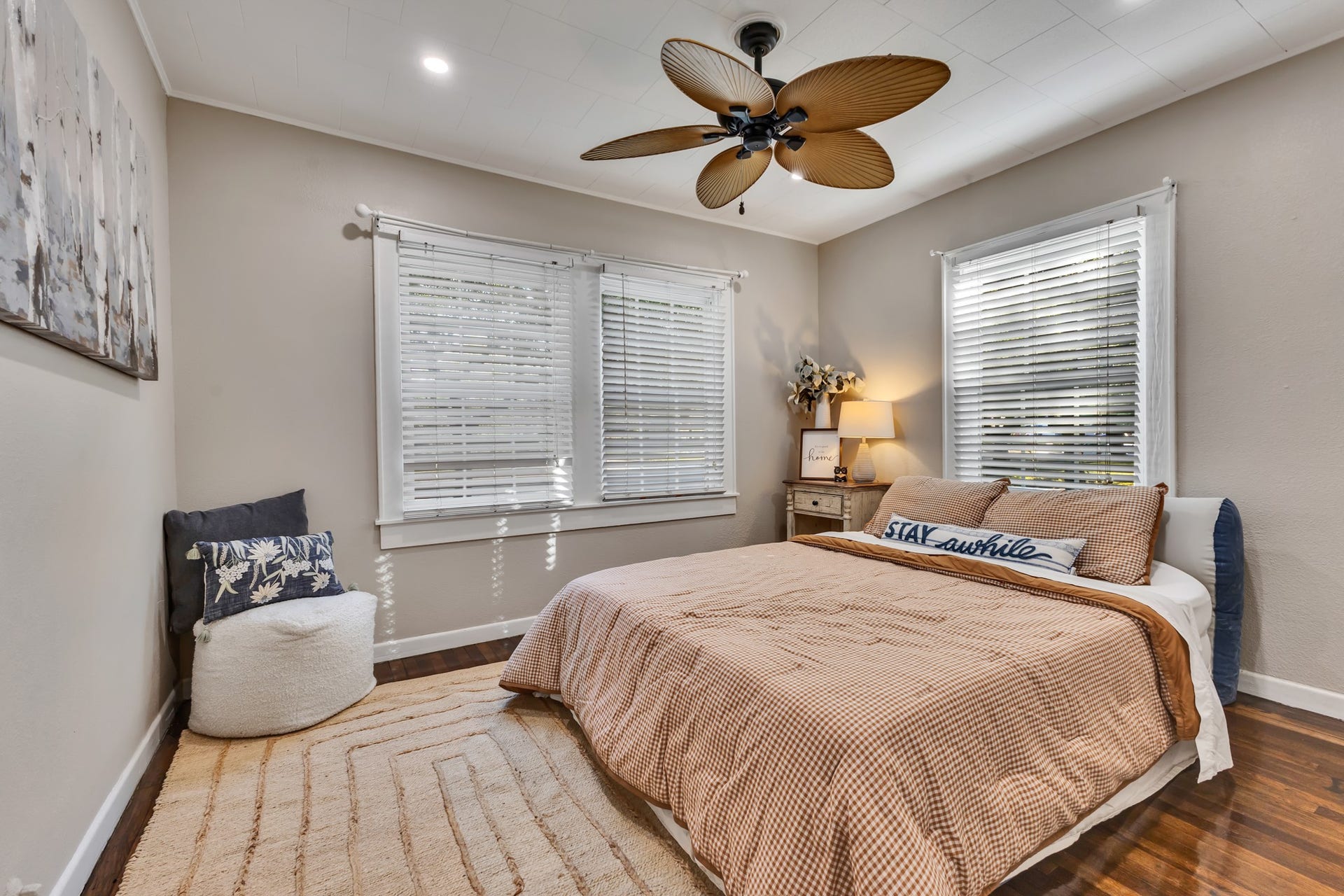 801 18th Avenue N, Texas City, TX 77590 A comfortable primary bedroom with beautiful wood flooring, natural light, and a ceiling fan. Its neutral finishes provide a versatile foundation for creating a relaxing personal space without requiring a complete style overhaul.