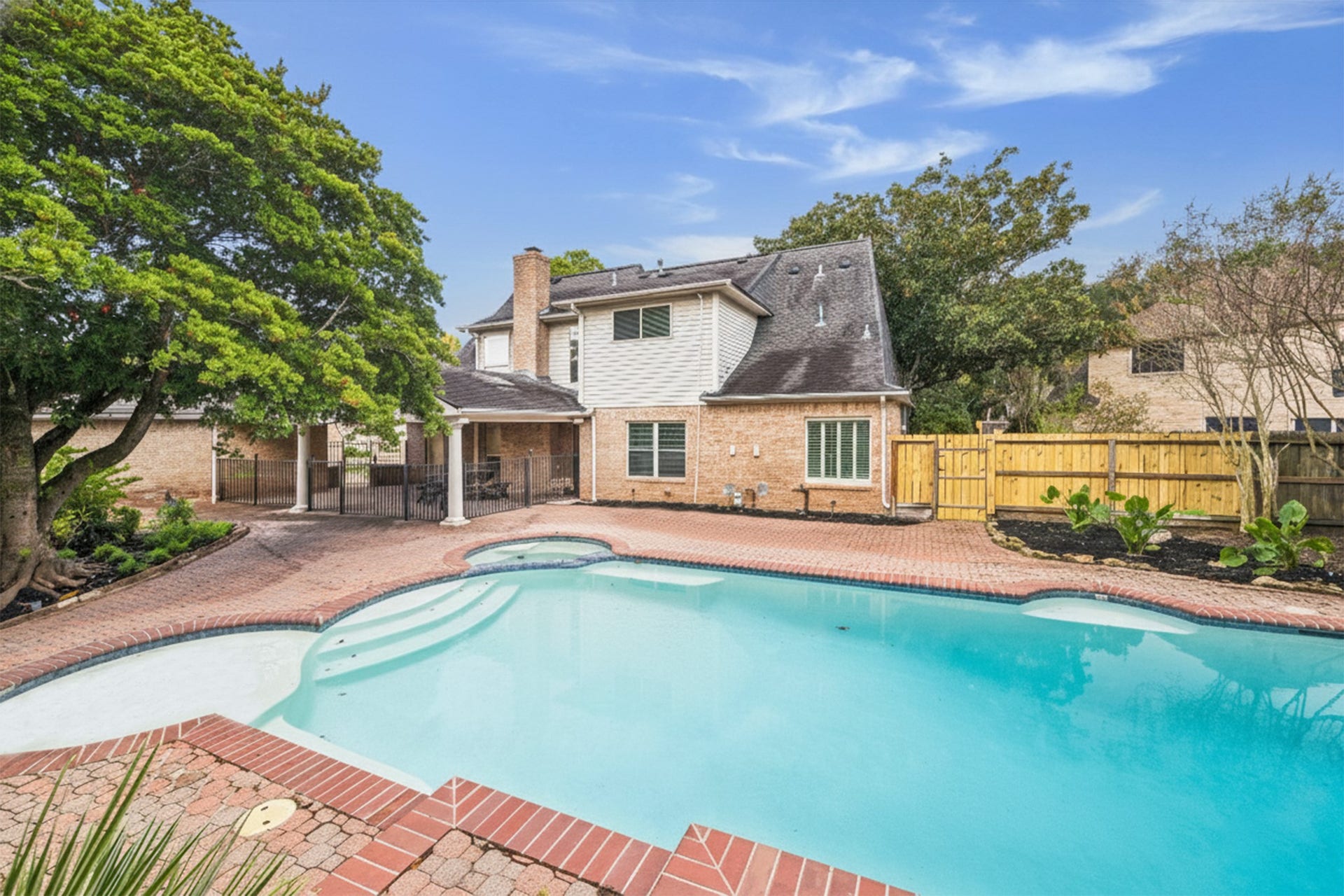 2526 STEPHENS GRANT DRIVE, Sugar Land, TX 77479 The wide steps and inviting blue water ensure easy and comfortable entry for swimmers of all ages.
