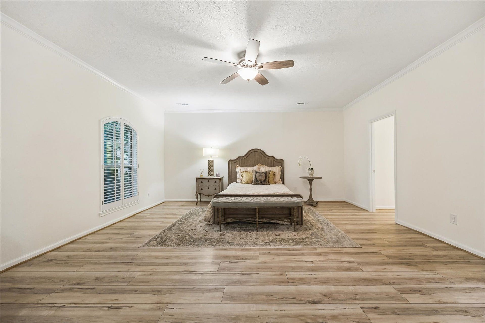 2526 STEPHENS GRANT DRIVE, Sugar Land, TX 77479 SPACIOUS PRIMARY BEDROOM WITH PLENTY OF ROOM FOR A COMFORTABLE SITTING AREA