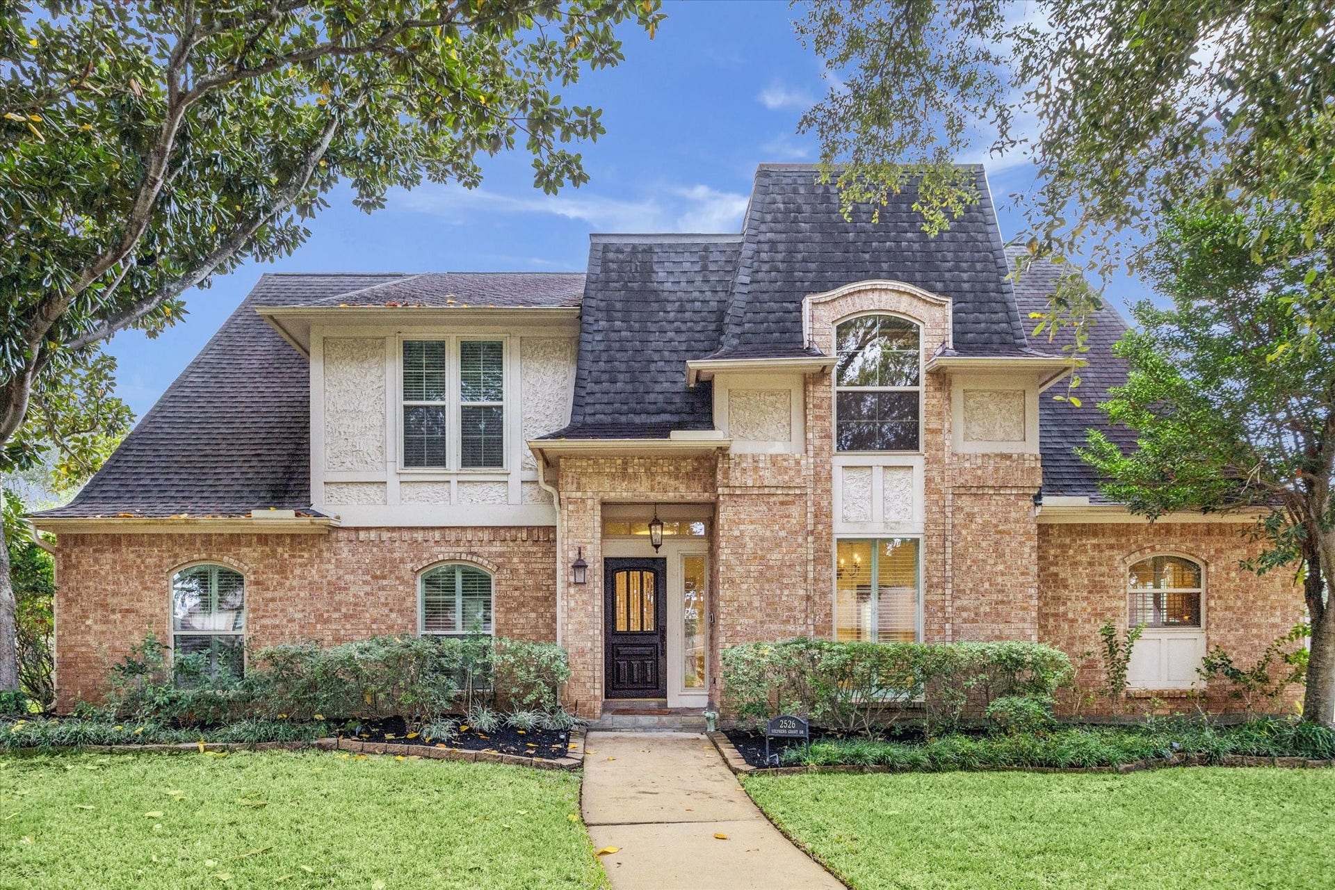 2526 STEPHENS GRANT DRIVE, Sugar Land, TX 77479 Welcome to 2526 Stephens Grant Drive, a stunning home located in Stephens Grant with its charming brick facade and distinctive double-pane windows.
