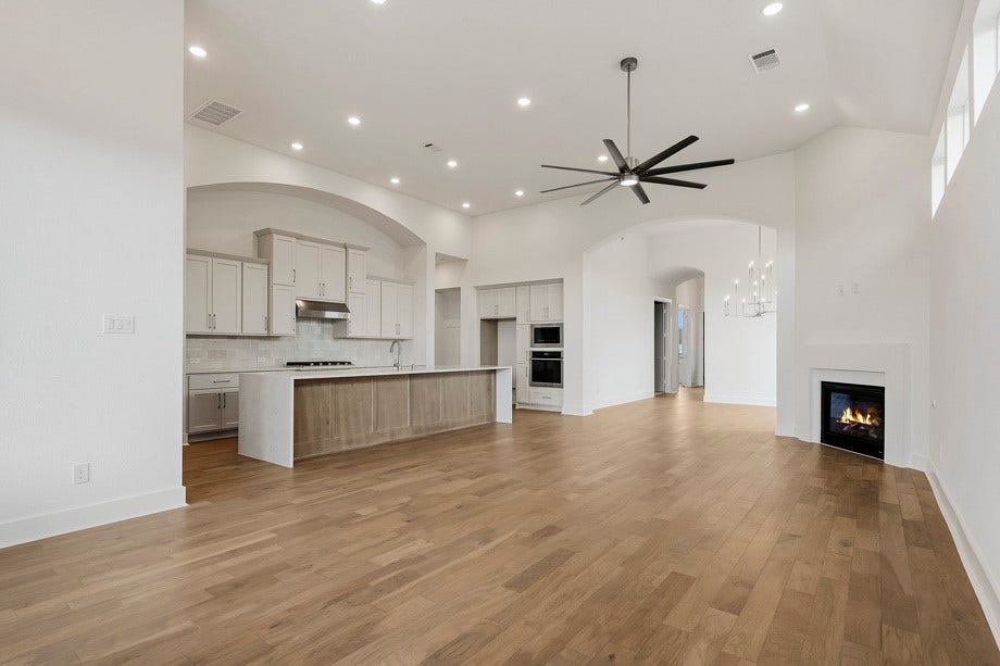 7013 Southwest Drive, League City, TX 77546 13ft ceilings