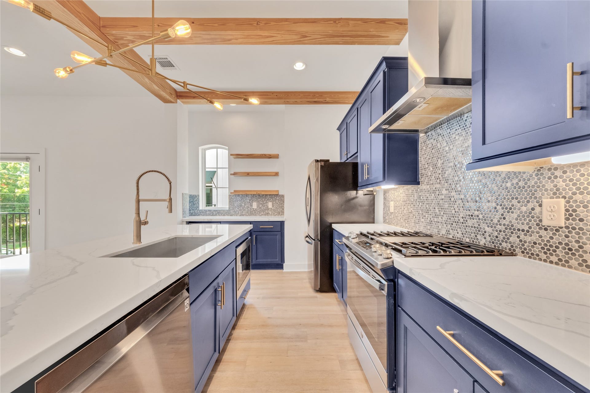 1035 W 24th Street, Houston, TX 77008 Stainless steel appliances include this gas range and vent. Custom cabinet hardware and soft closing doors make this kitchen top of the line!