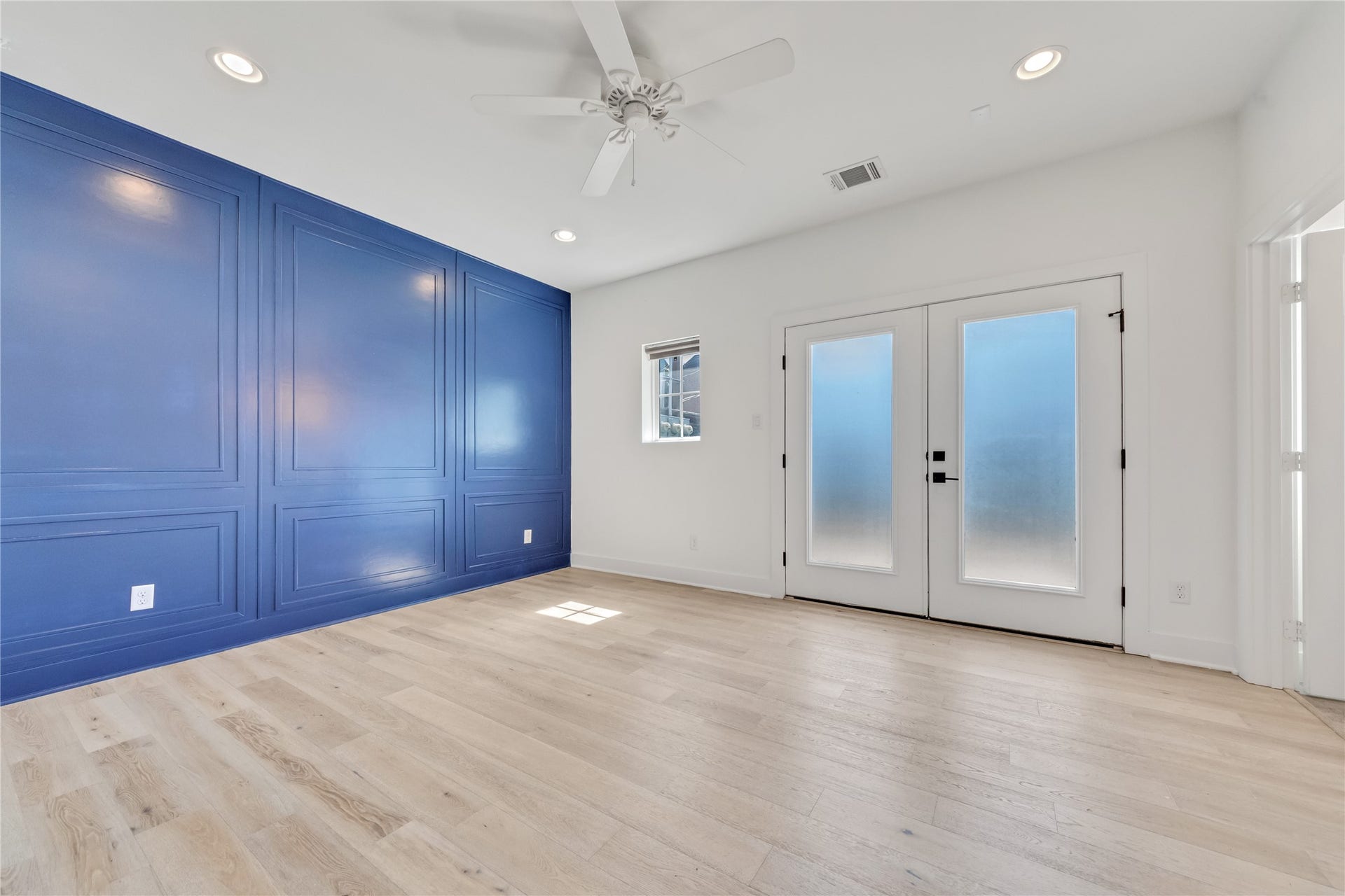1035 W 24th Street, Houston, TX 77008 The first floor has a spacious bedroom or office and an en-suite full bathroom, with access to the turfed and fenced backyard.