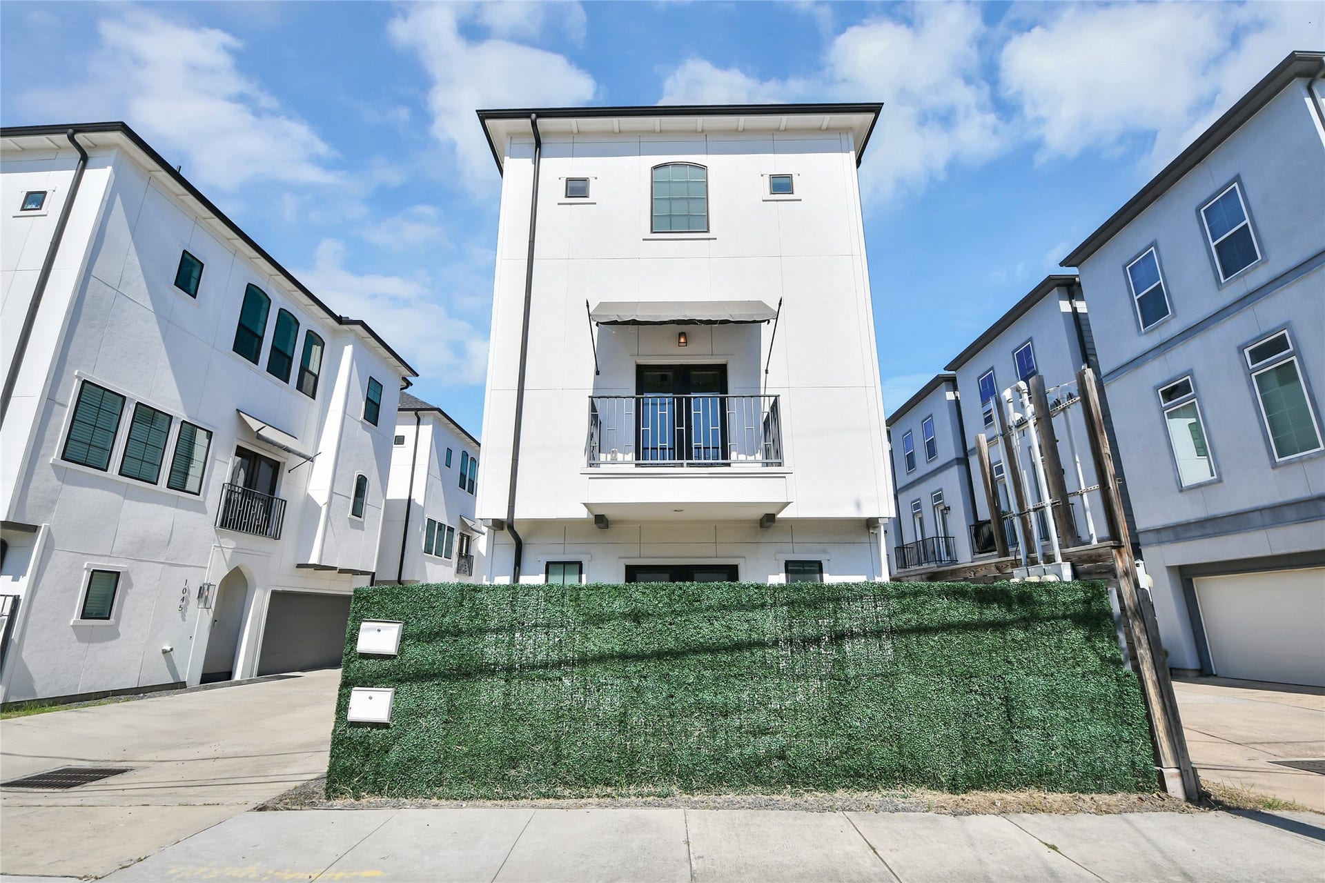 1035 W 24th Street, Houston, TX 77008 Fully fenced yard with a balcony!