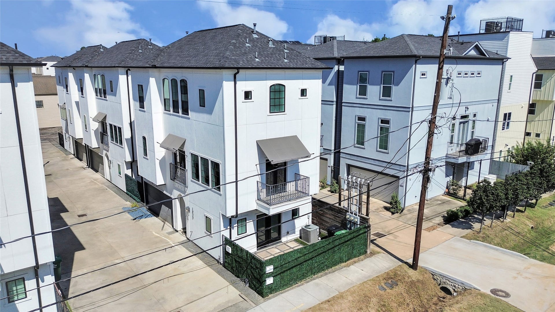 1035 W 24th Street, Houston, TX 77008 Drone view of the premium corner lot!