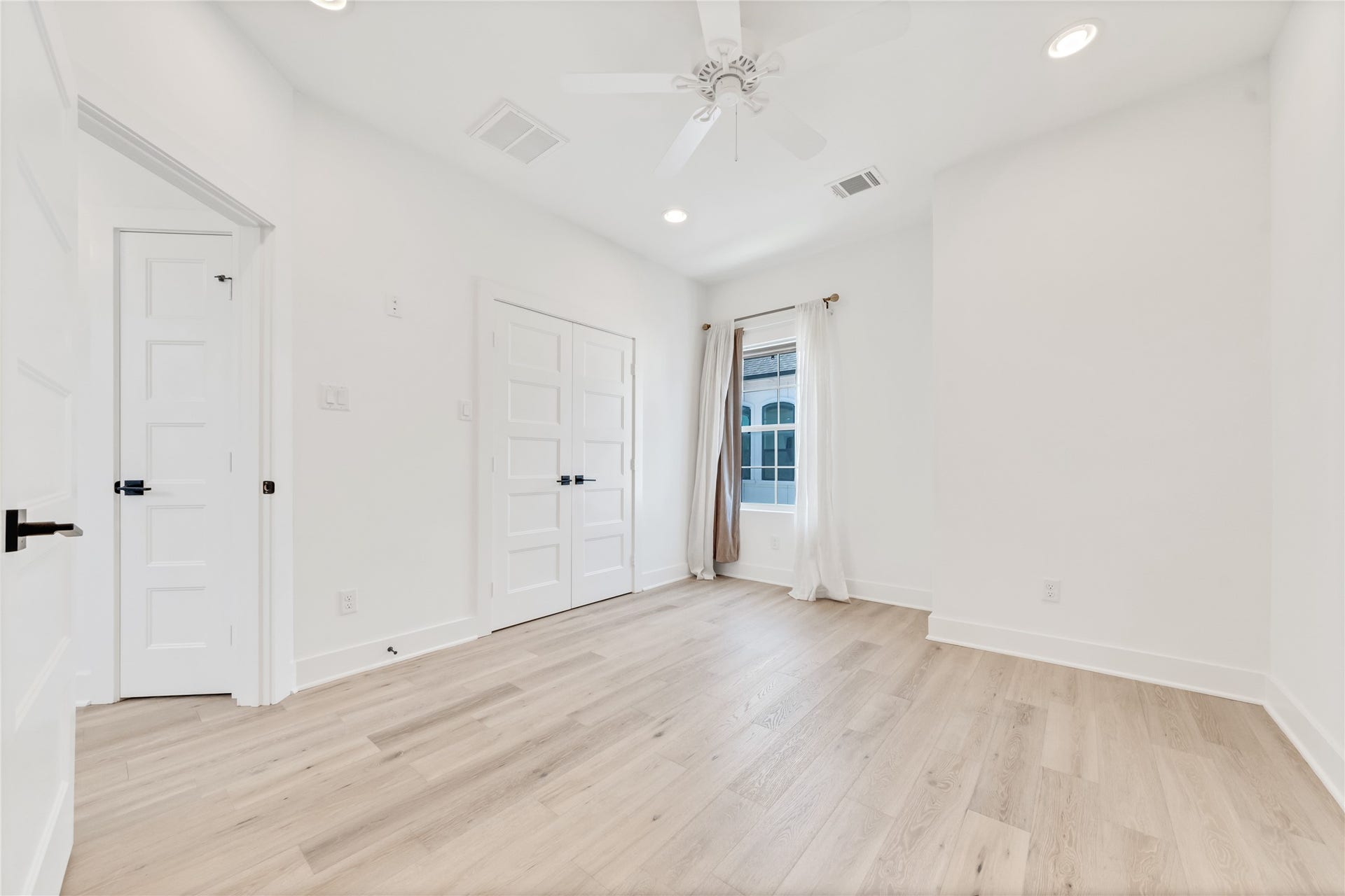 1035 W 24th Street, Houston, TX 77008 Secondary bedroom on the third floor has a ceiling fan and en-suite full bathroom as well.