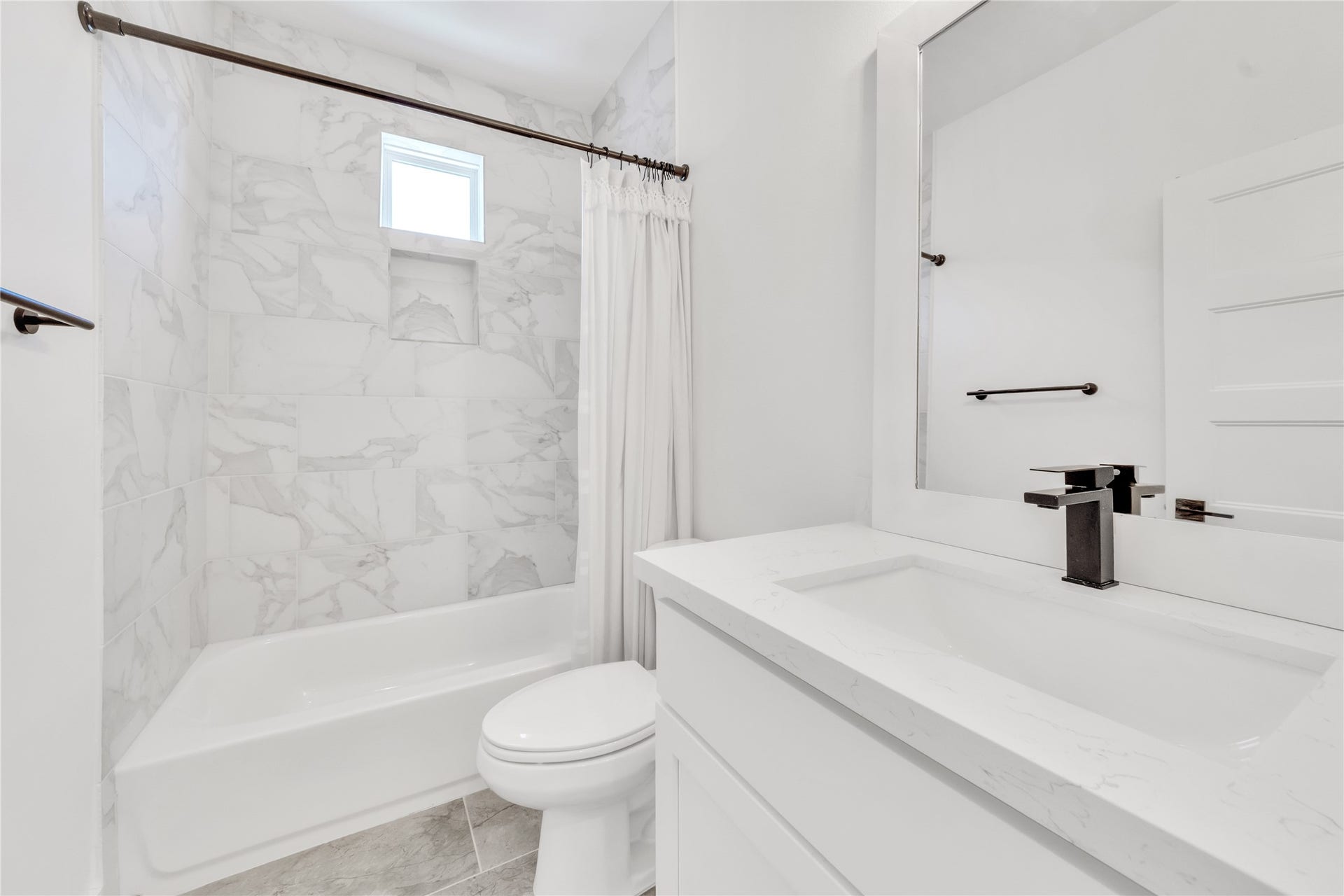 1035 W 24th Street, Houston, TX 77008 The full guest bathroom on the third floor.