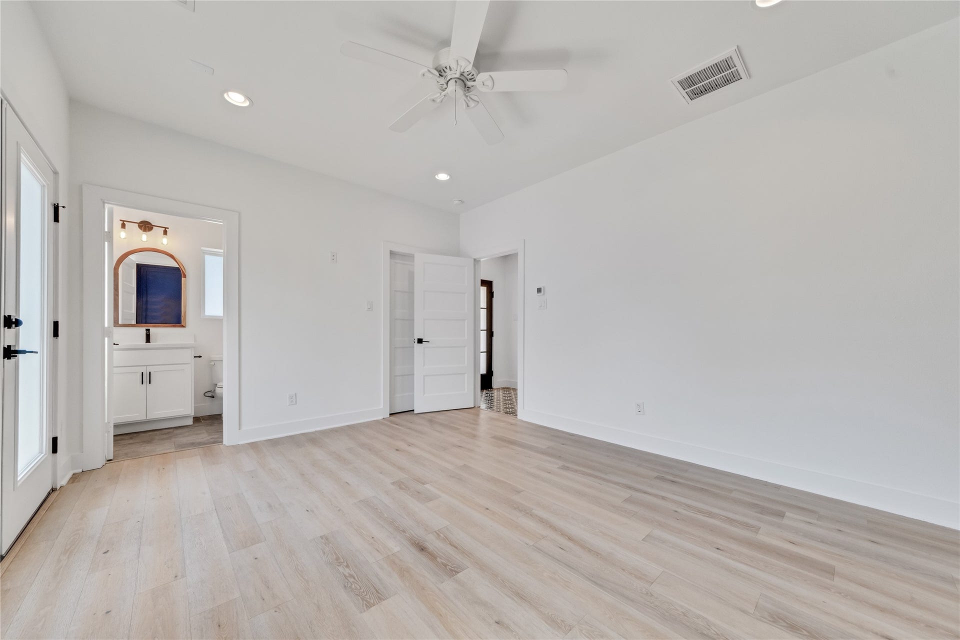 1035 W 24th Street, Houston, TX 77008 This first floor bedroom has an en-suite full bathroom, walk-in closet, and access to the backyard through the patio doors.