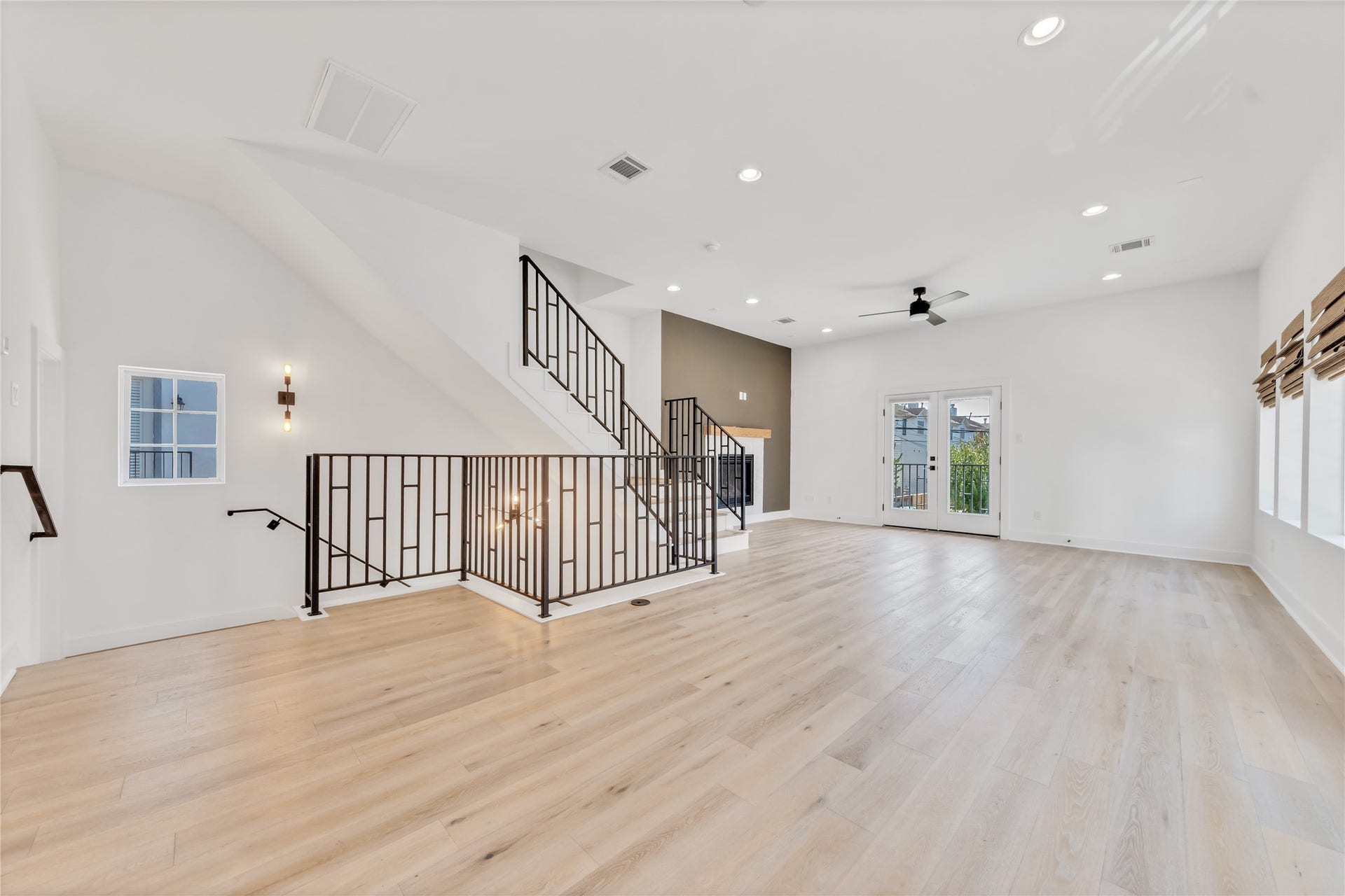 1035 W 24th Street, Houston, TX 77008 Another view of the living/dining room on the second floor with lots of windows for natural lighting.