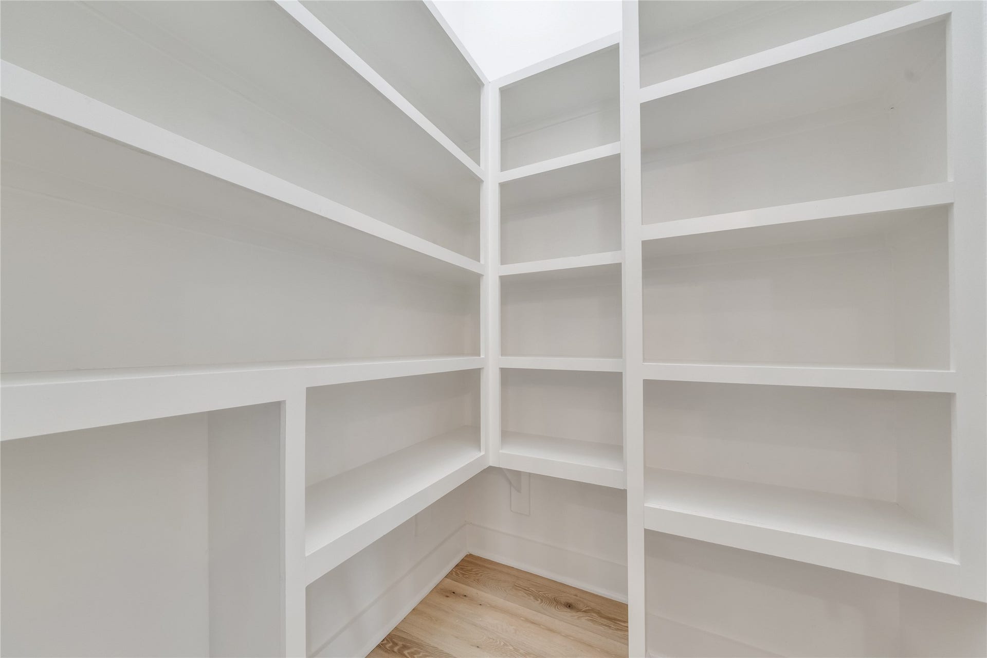 1035 W 24th Street, Houston, TX 77008 The spacious pantry is large enough to walk in - a rarity and something you will appreciate even more once you live here!
