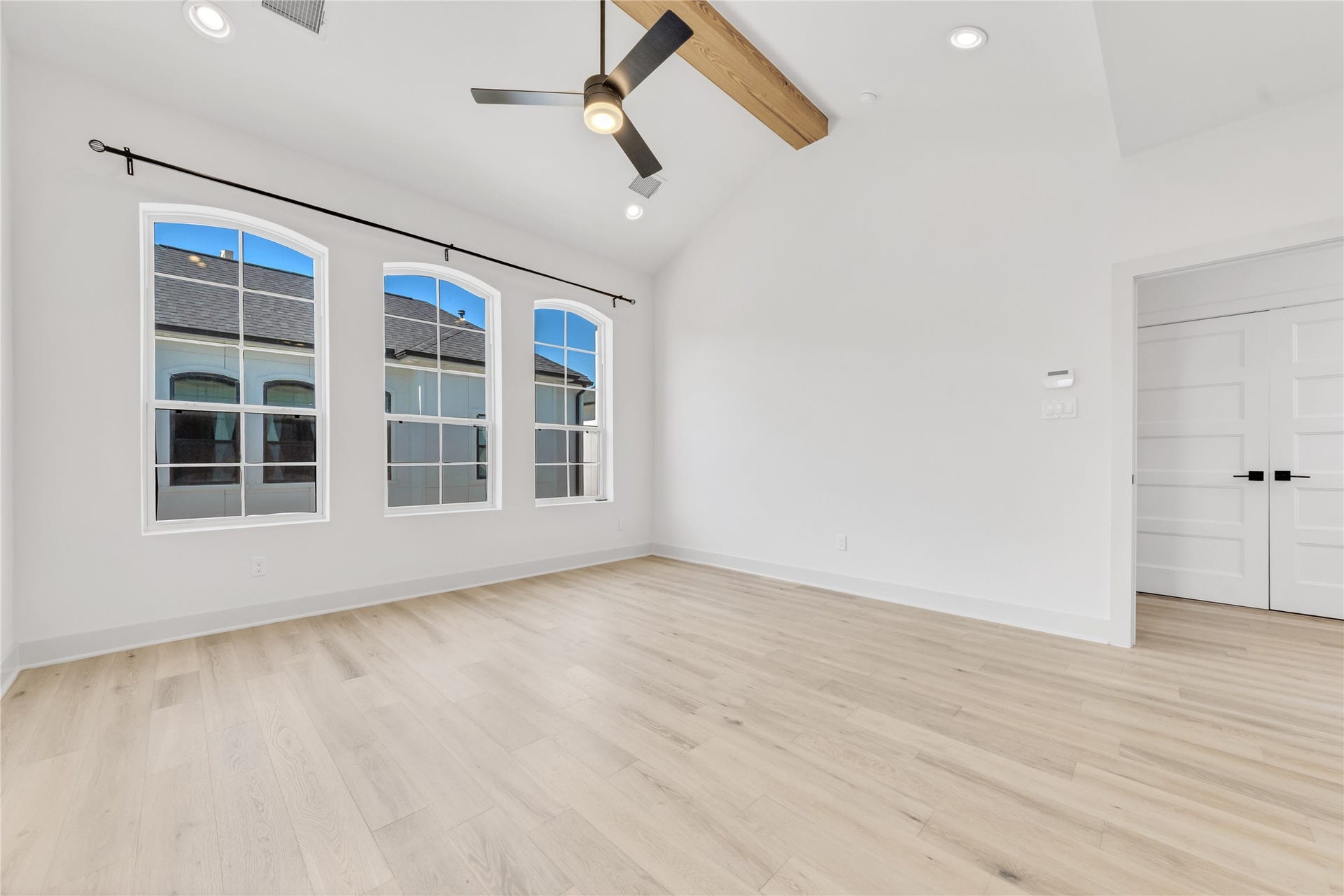 1035 W 24th Street, Houston, TX 77008 Another view of the large primary bedroom with the vaulted ceiling and modern fan!