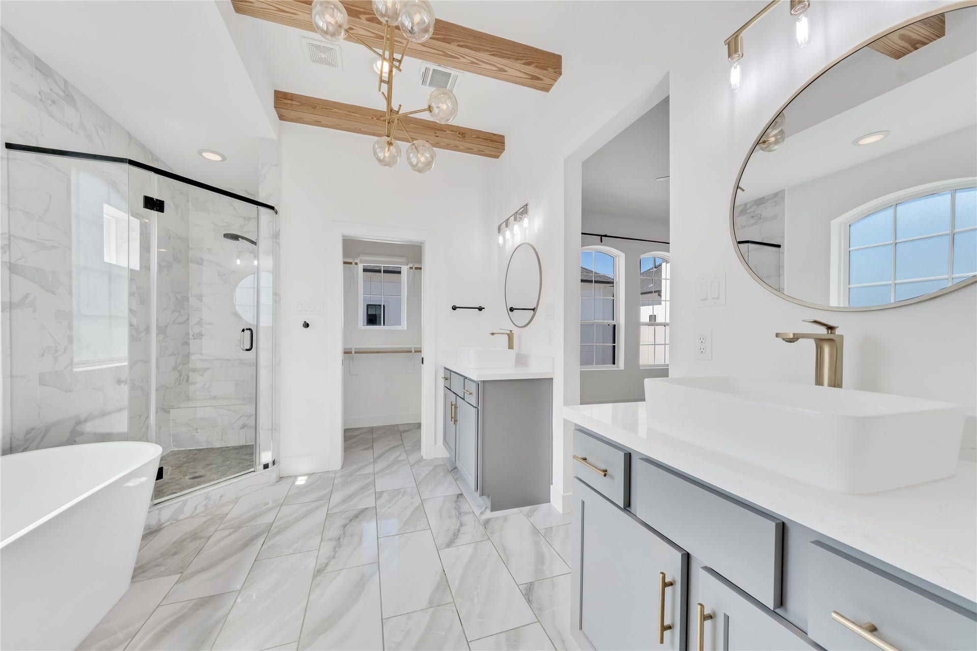 1035 W 24th Street, Houston, TX 77008 Luxurious primary bathroom suite!