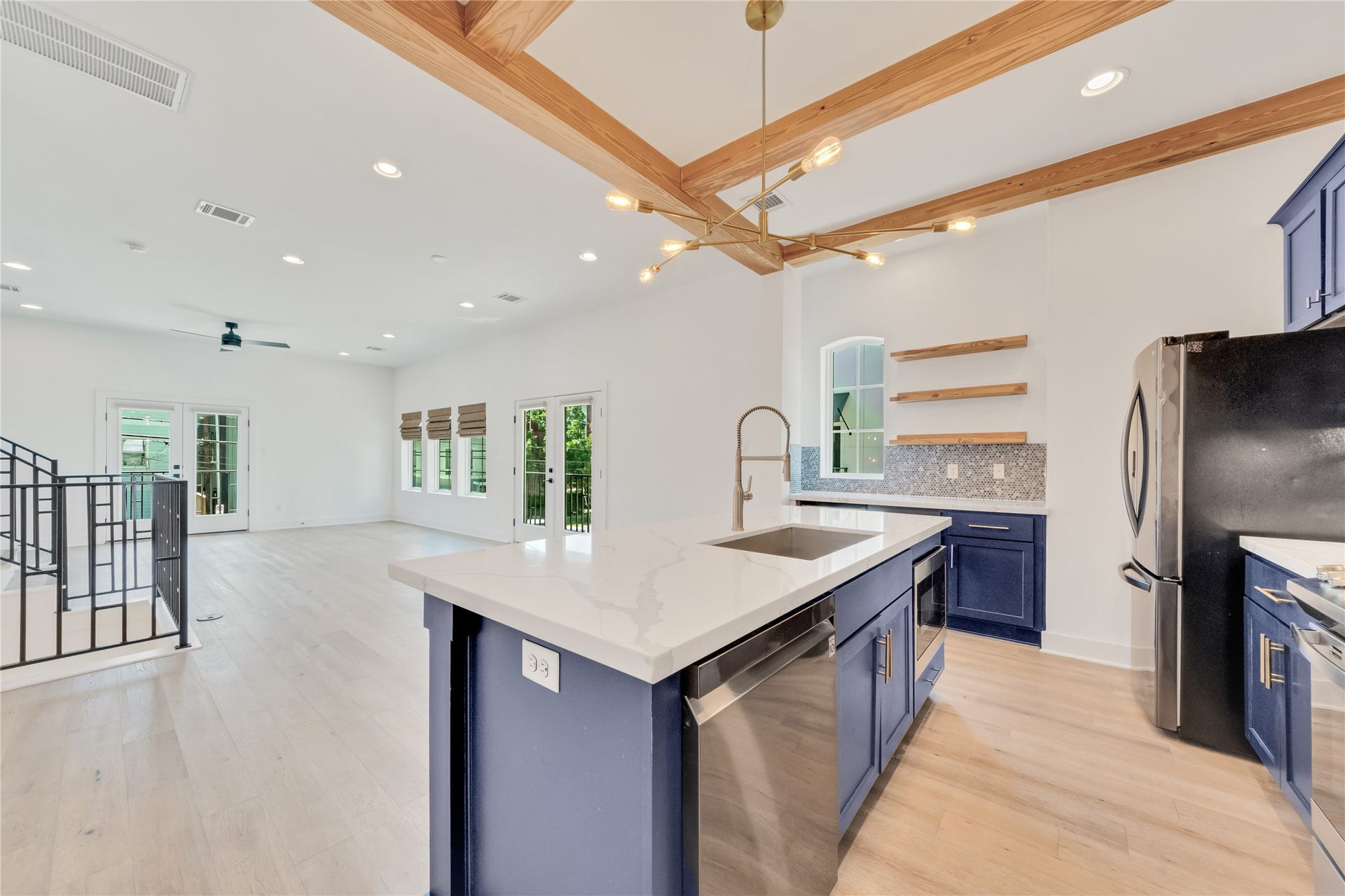 1035 W 24th Street, Houston, TX 77008 Modern designs and finishes throughout the home.