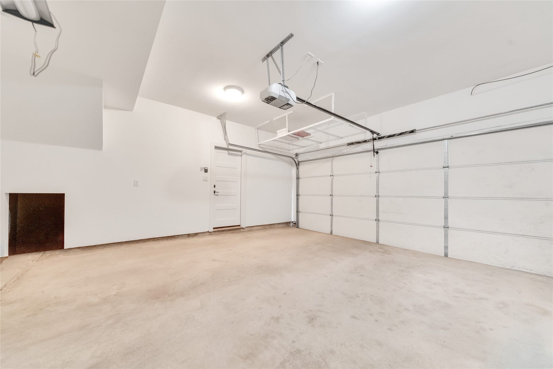 1035 W 24th Street, Houston, TX 77008 Entire garage was freshly painted!