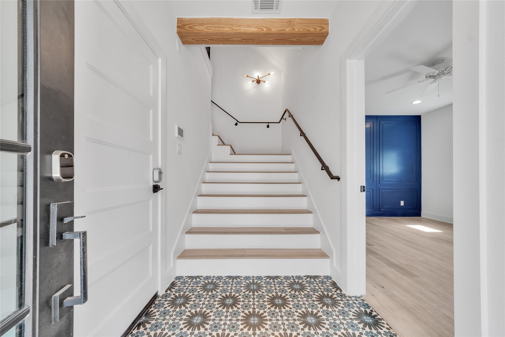 1035 W 24th Street, Houston, TX 77008 Entry foyer with accent tile in this inviting entryway.