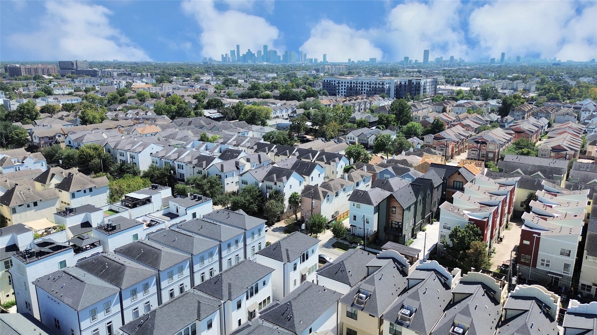 1035 W 24th Street, Houston, TX 77008 Here is an aerial view of the community with proximity to downtown Houston.