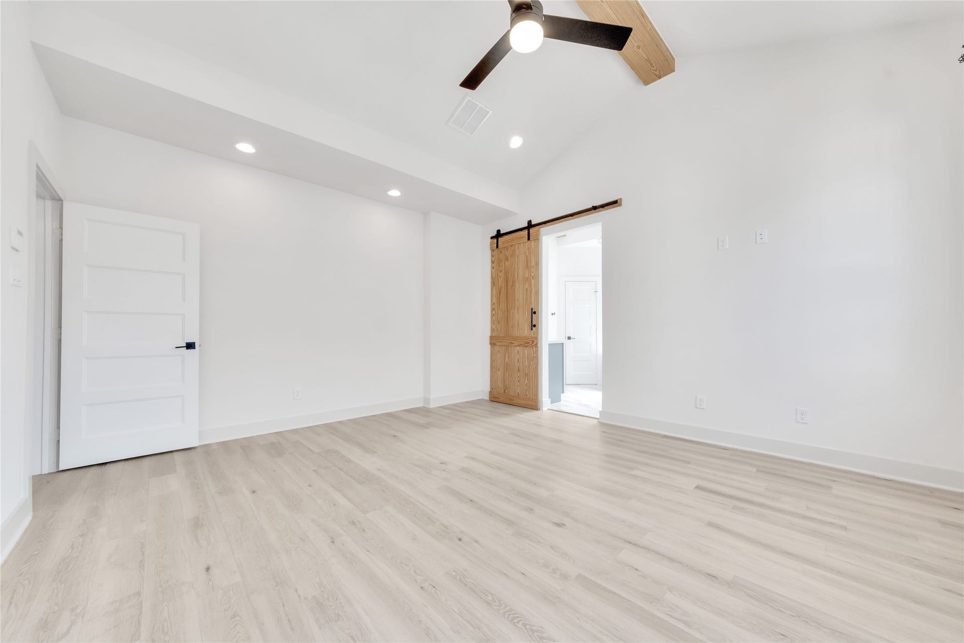 1035 W 24th Street, Houston, TX 77008 The primary bedroom is stunningly spacious!