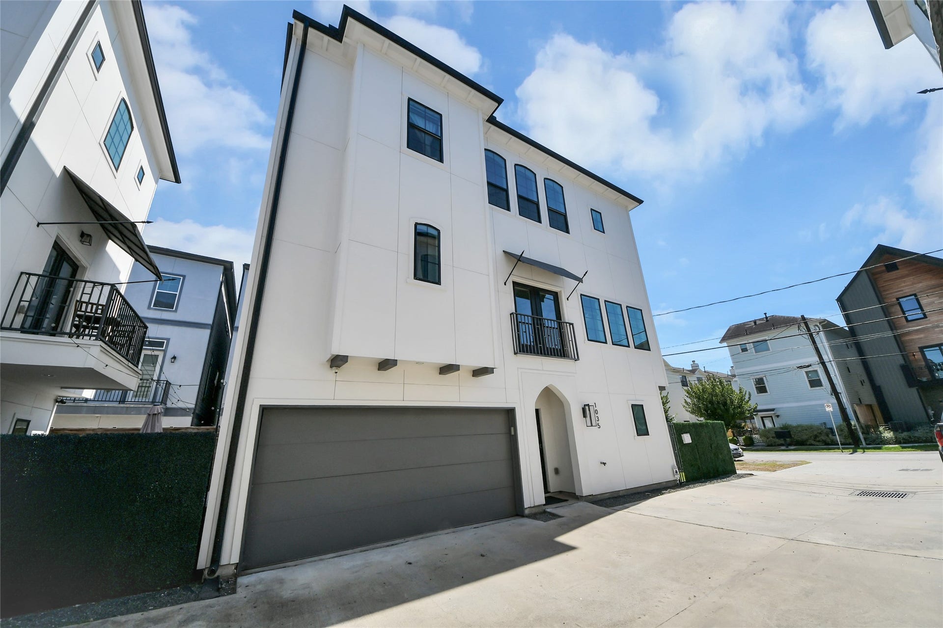1035 W 24th Street, Houston, TX 77008 Side view of premium corner lot!
