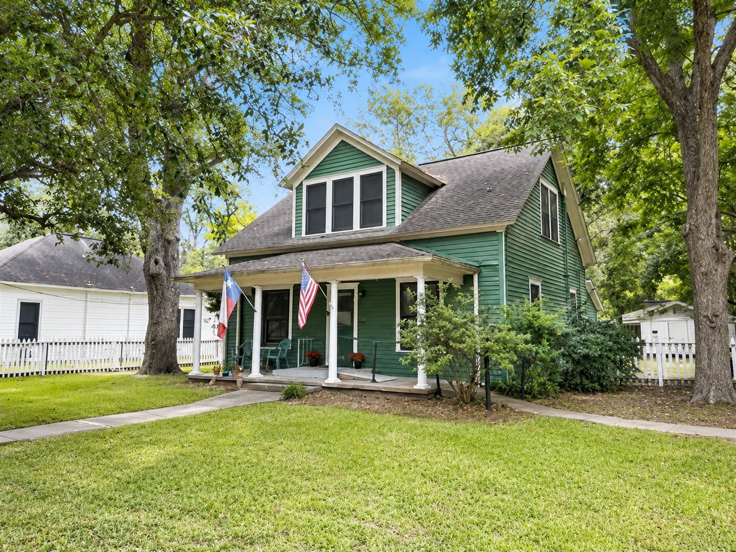 1012 W Adoue Street, Alvin, TX 77511