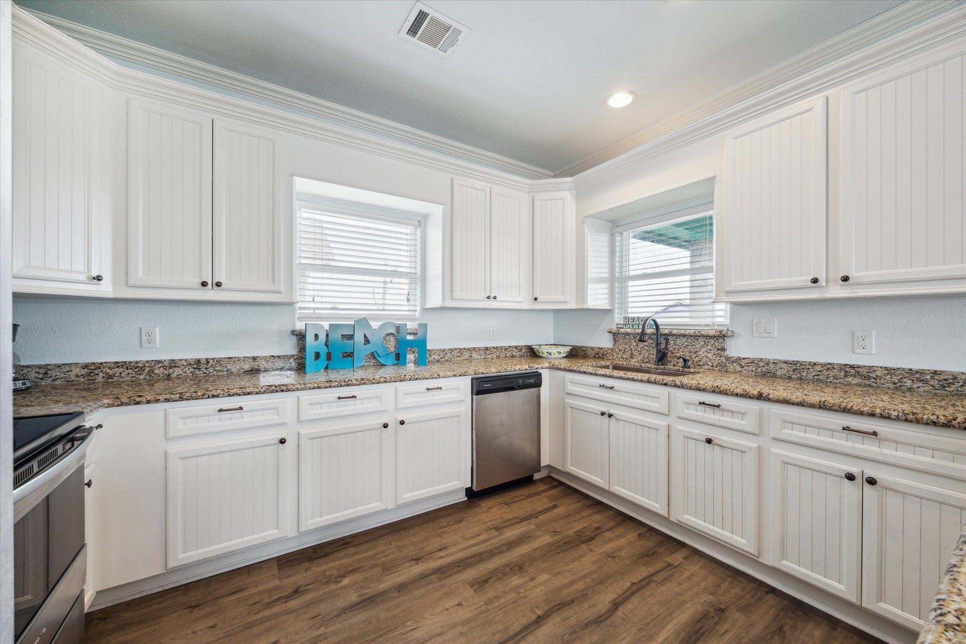 923 Tidelands Drive, Crystal Beach, TX 77650 TONS of cabinetry and counter space. Lots of kitchen appliances will convey with the sale.