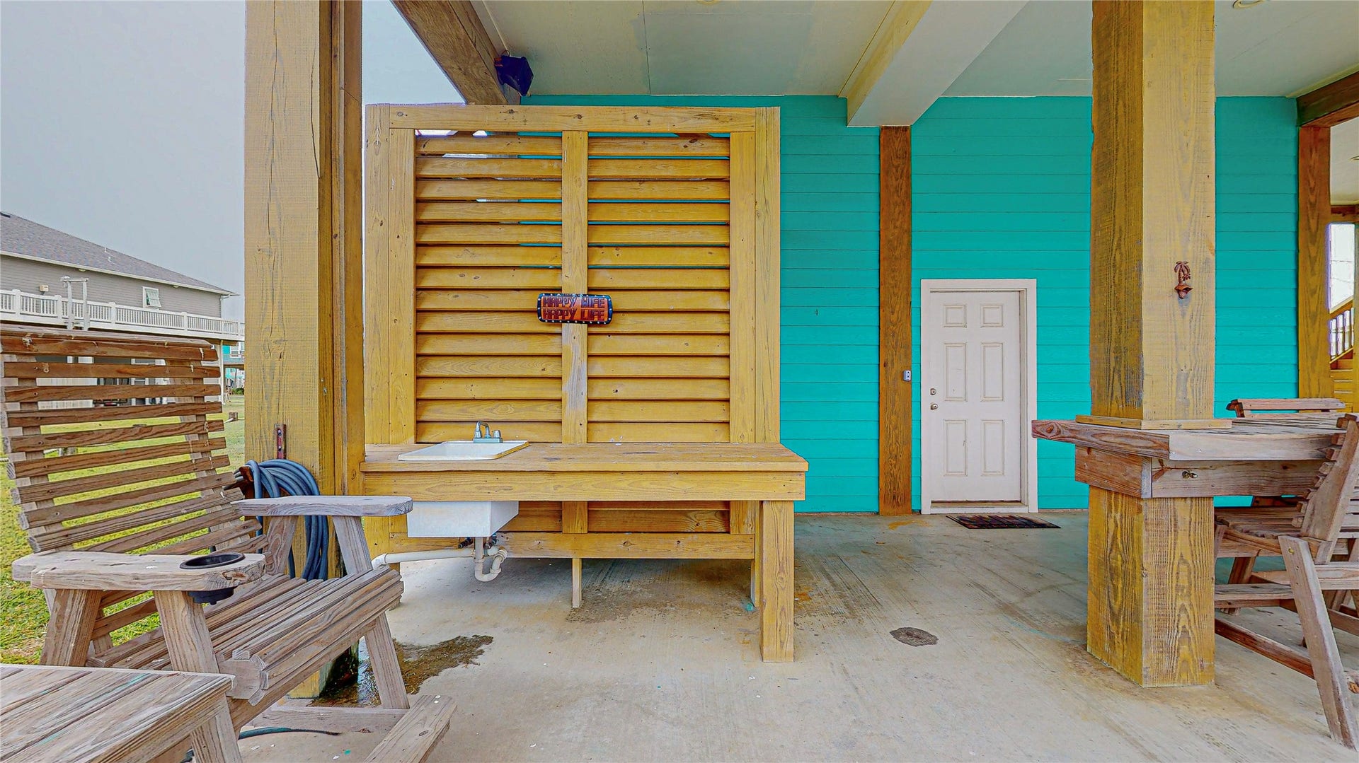 923 Tidelands Drive, Crystal Beach, TX 77650 This convenient outdoor sink at the beach house is perfect for cleaning your catch of the day. Fresh water faucets are available to wash off your beach toys, an easy spot to rinse off fish, gear, or even sand, keeping the mess out of the house!