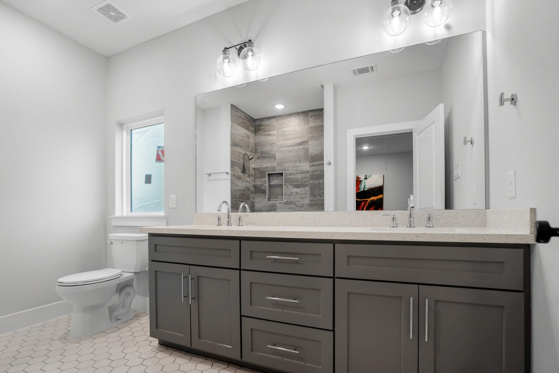 314 N Stiles Street, Houston, TX 77011 The secondary bathroom is a stylish retreat, boasting modern fixtures and sleek design elements that elevate the space to new heights of sophistication. Photos are of previous model home.