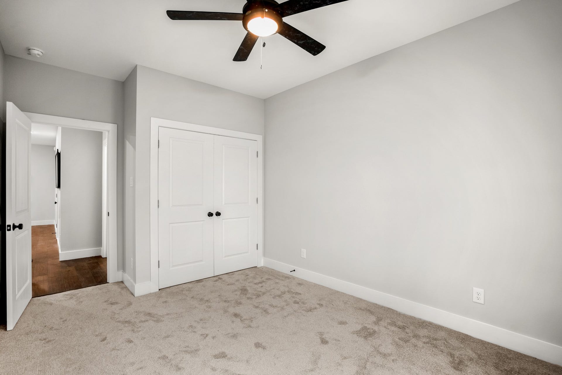 314 N Stiles Street, Houston, TX 77011 From vibrant accent walls to spacious closets, these rooms provide a welcoming retreat where individuals can express their unique personalities and feel right at home. Photos are of previous model home.