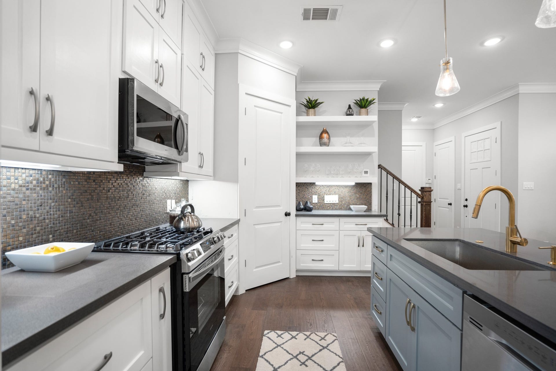 314 N Stiles Street, Houston, TX 77011 The heart of the home boasts a gourmet kitchen, complete with a deep farmhouse stainless steel sink and a sleek stainless steel appliance package. Photos are of previous model home.