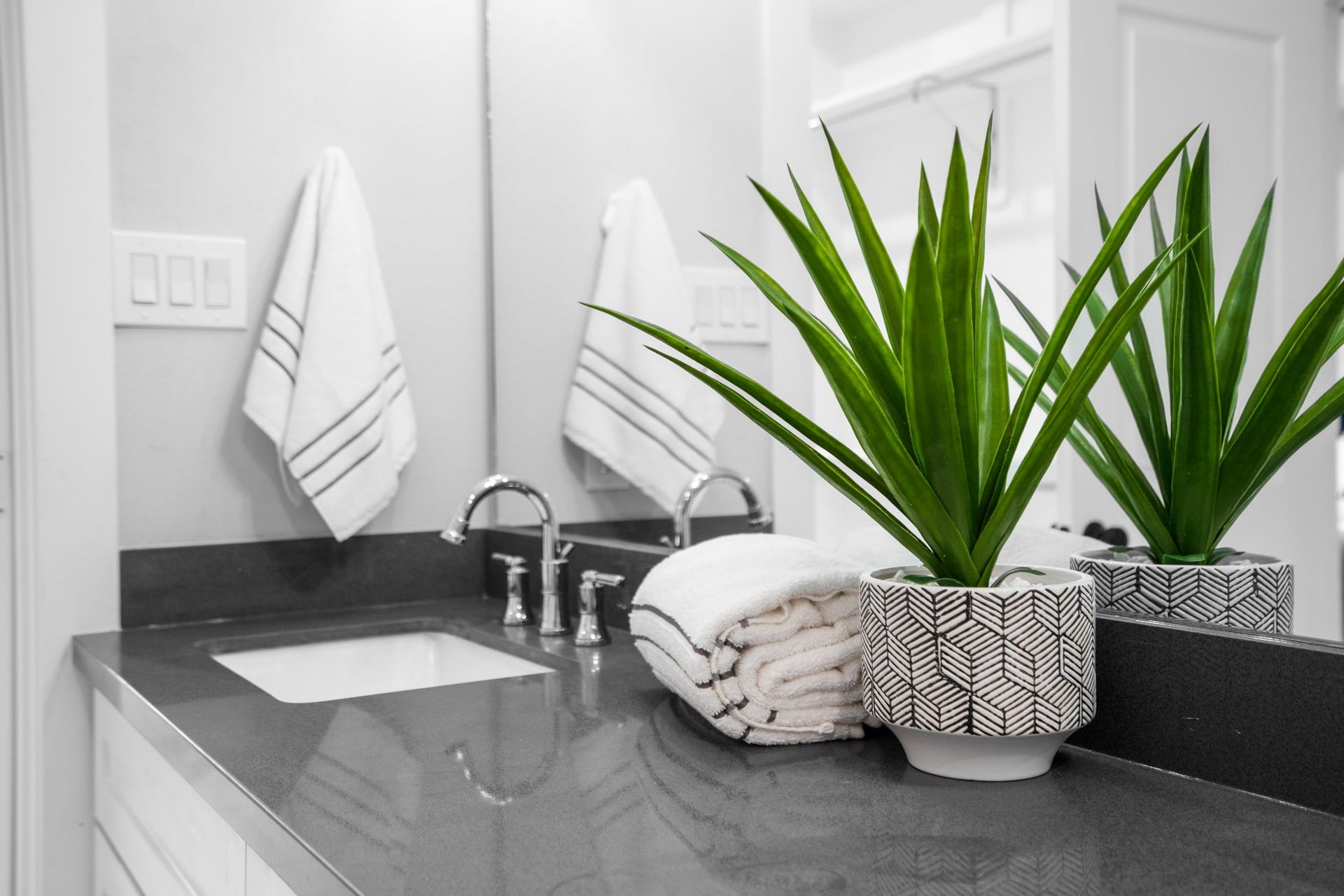 314 N Stiles Street, Houston, TX 77011 With its sleek design and spacious dimensions, this indulgent fixture transforms the master bathroom into a spa-like sanctuary where you can soothe your senses and melt away stress. Photos are of previous model home.