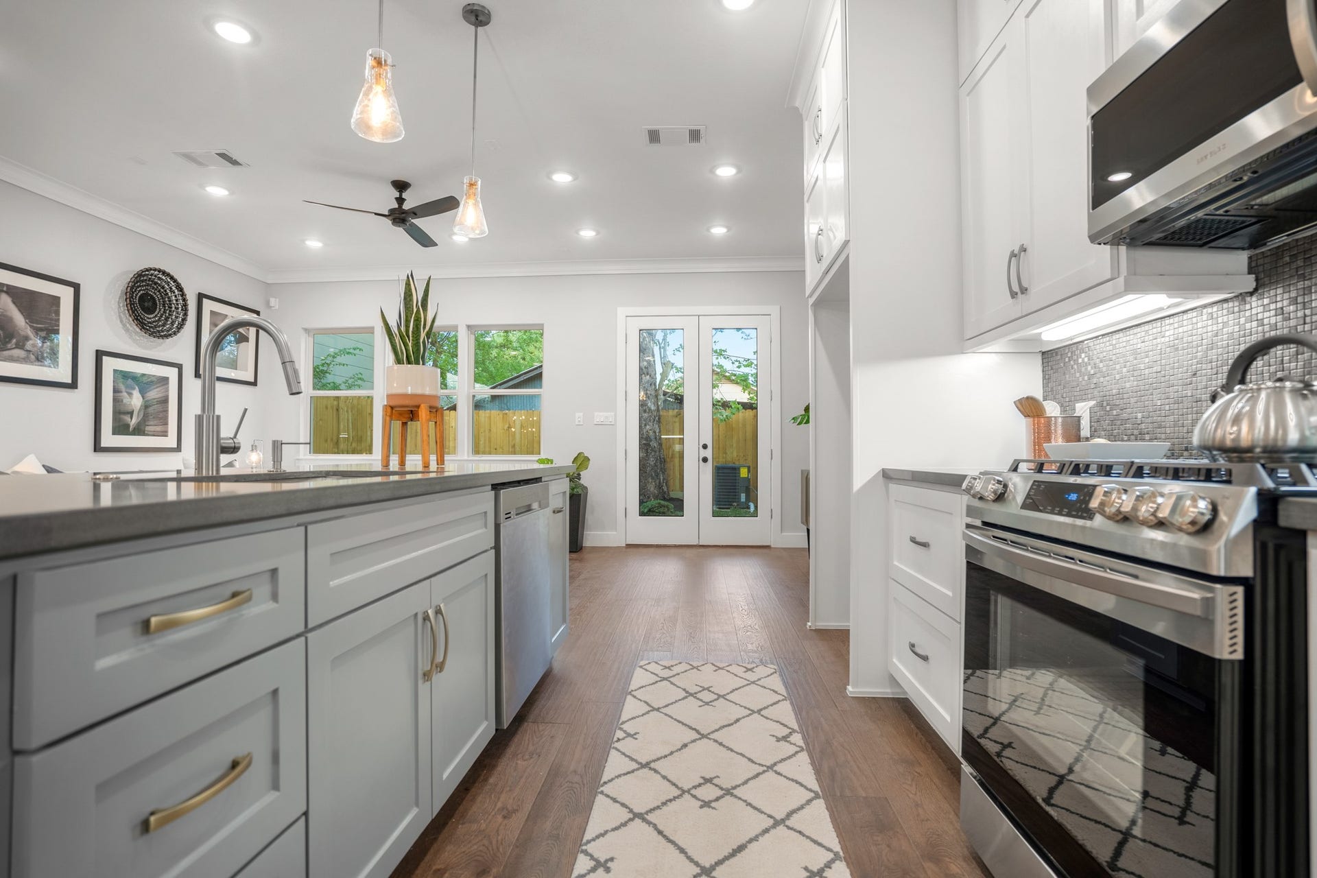 314 N Stiles Street, Houston, TX 77011 Natural light floods the space, highlighting the exquisite craftsmanship of the cabinetry. Photos are of previous model home.