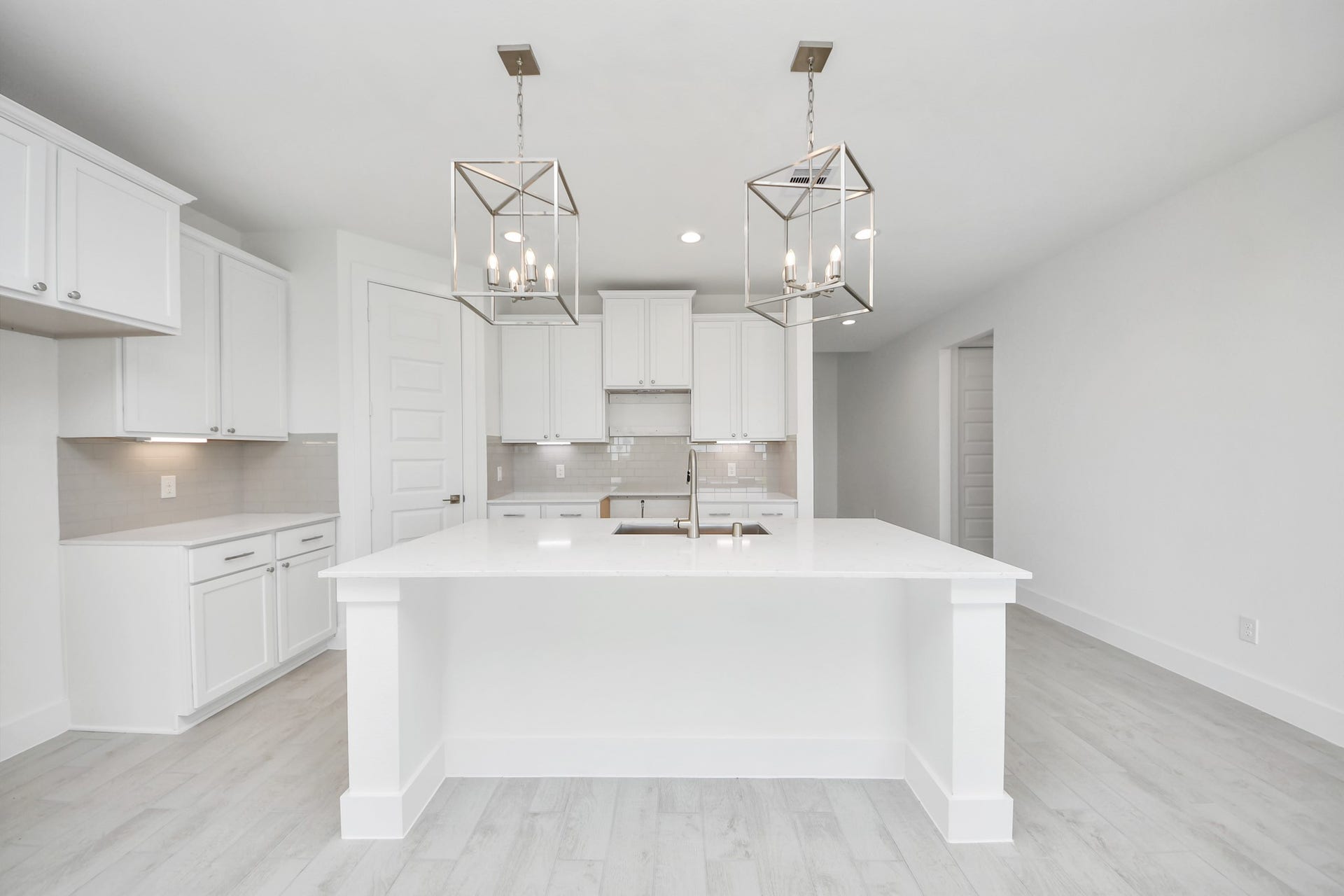 5906 Fox Peak Lane, Richmond, TX 77469 The kitchen is a culinary haven, featuring granite countertops, a tile backsplash, stainless steel appliances, 42 upper cabinets, and undercabinet lighting. Sample photo of completed home with similar floor plan. Actual colors and selections may vary.