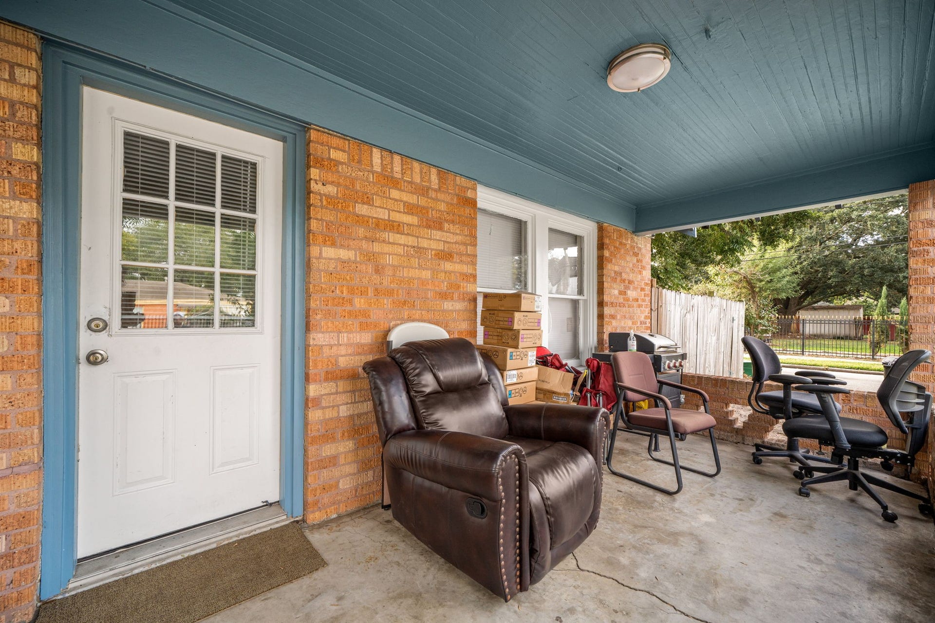 1821 Hatwell Street, Houston, TX 77023 Large covered sitting porch.