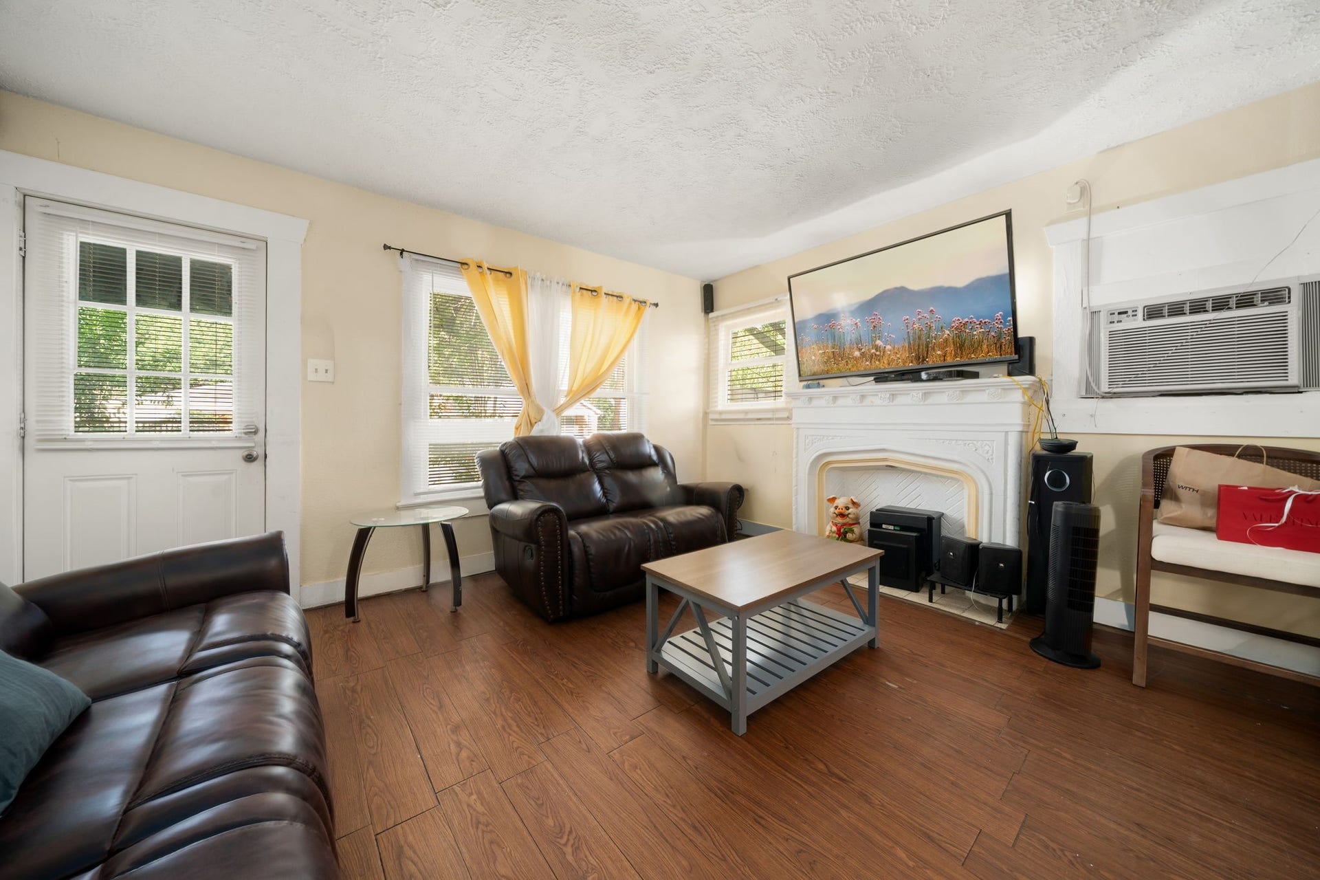 1821 Hatwell Street, Houston, TX 77023 Large open primary living room.