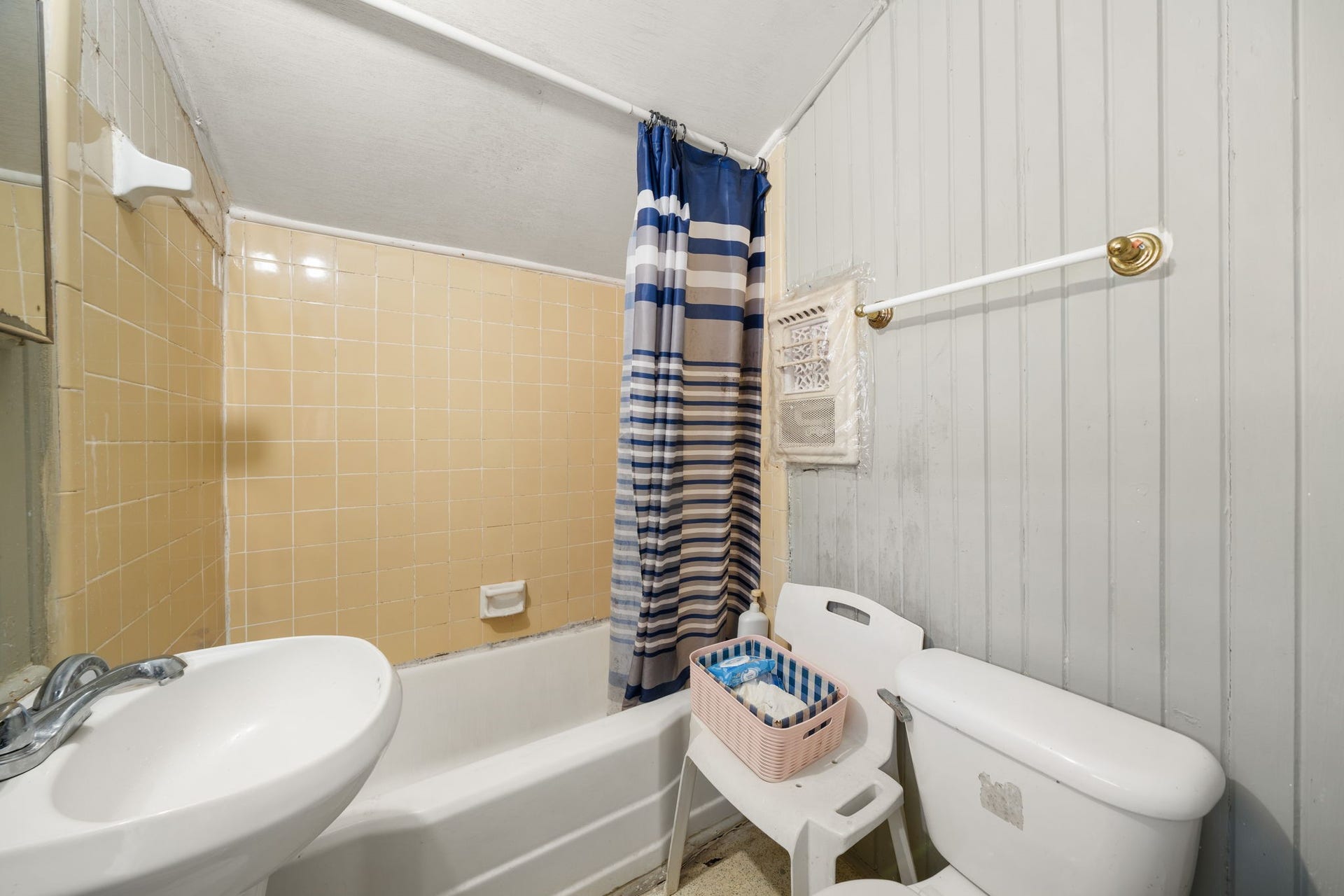 1821 Hatwell Street, Houston, TX 77023 Full bathroom located in the second home located in the back of the main home.