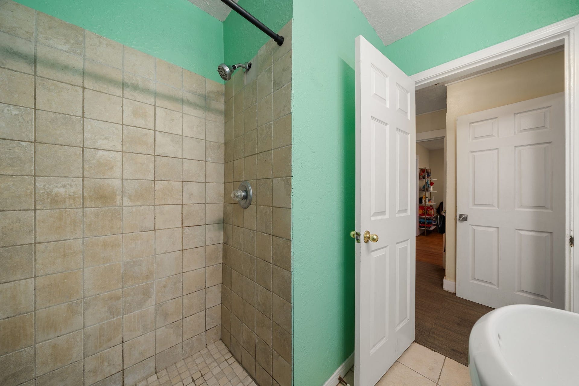 1821 Hatwell Street, Houston, TX 77023 Walk in shower in main bath in the main home.