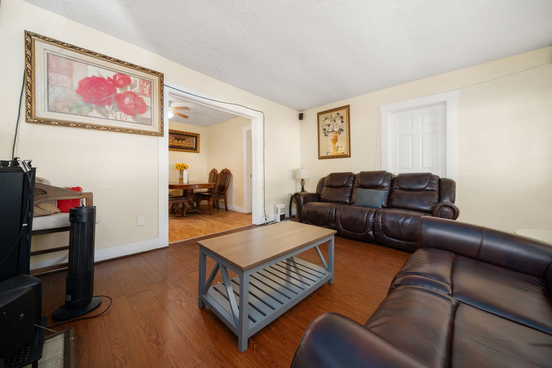 1821 Hatwell Street, Houston, TX 77023 Laminate flooring and this room is large in size.