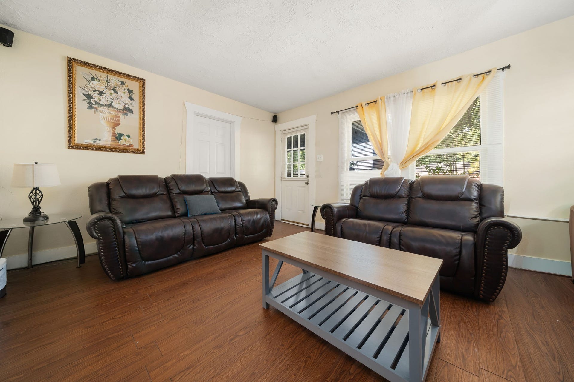 1821 Hatwell Street, Houston, TX 77023 Lots of natural lighting.