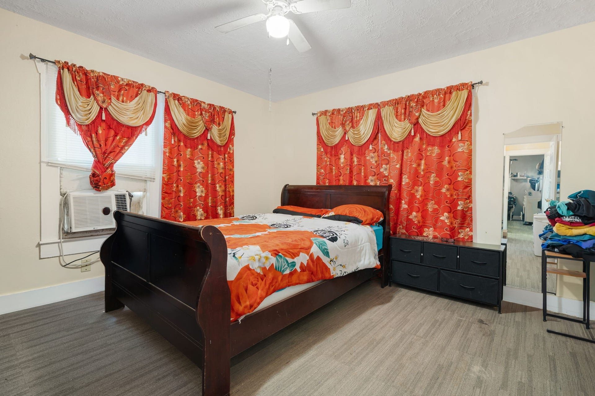 1821 Hatwell Street, Houston, TX 77023 Second bedroom in main house.