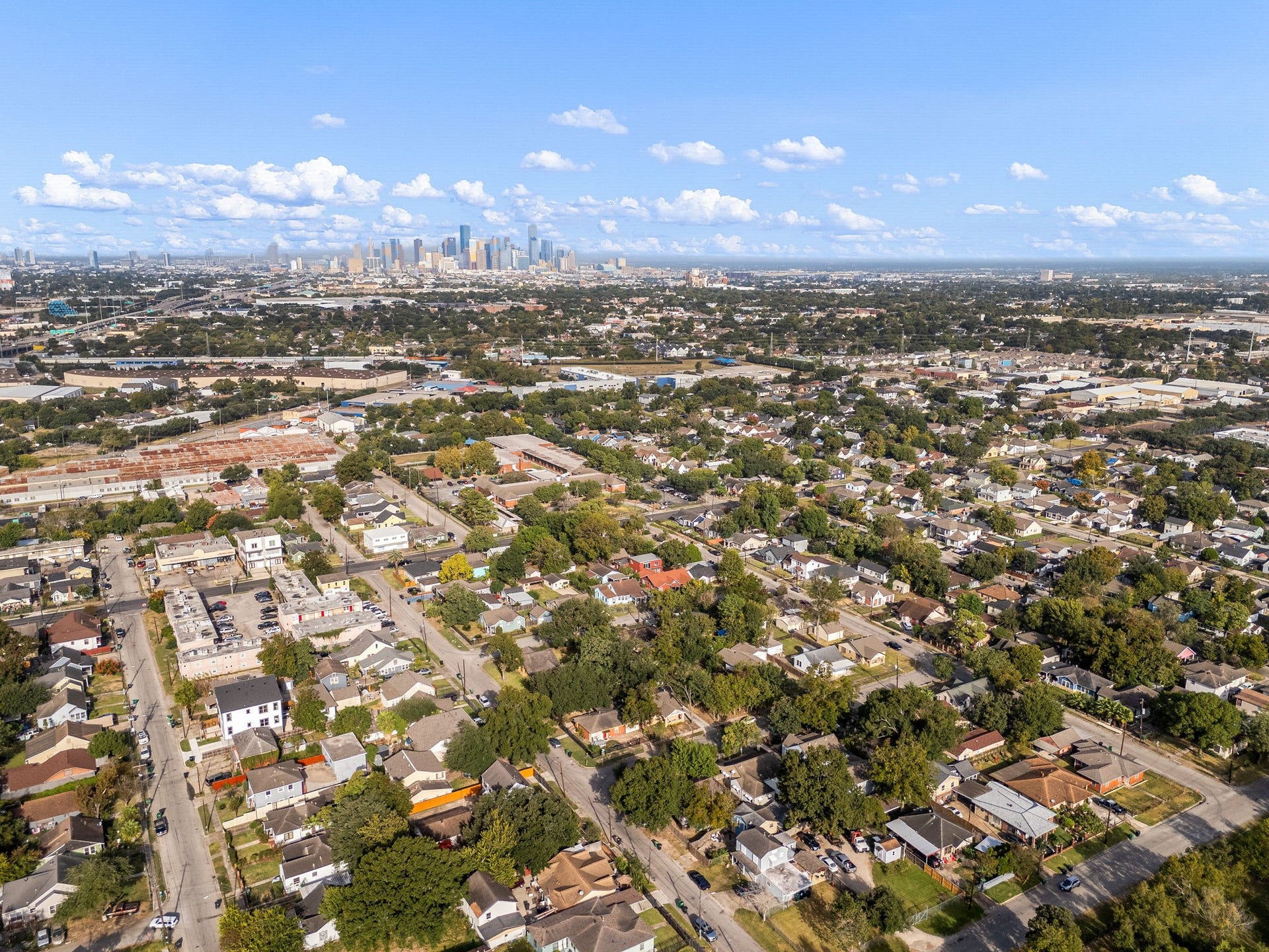 1821 Hatwell Street, Houston, TX 77023 4.5 Miles from Downtown Houston, 6.7 Miles to The Medical Center, 11 Miles to The NRG stadium.