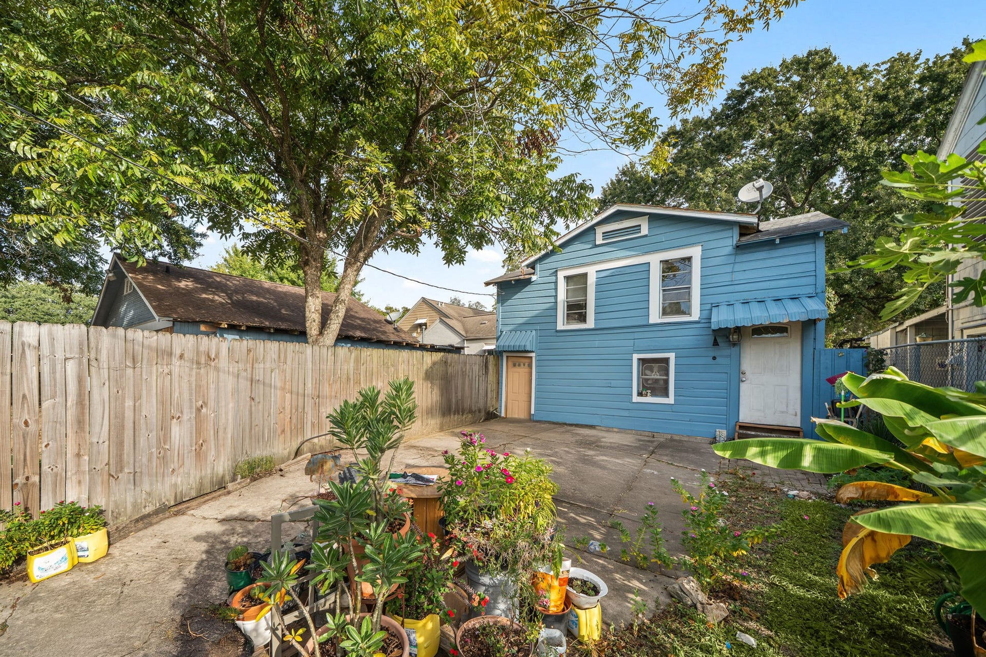 1821 Hatwell Street, Houston, TX 77023 Large yard, lots of storage on the 1st floor.