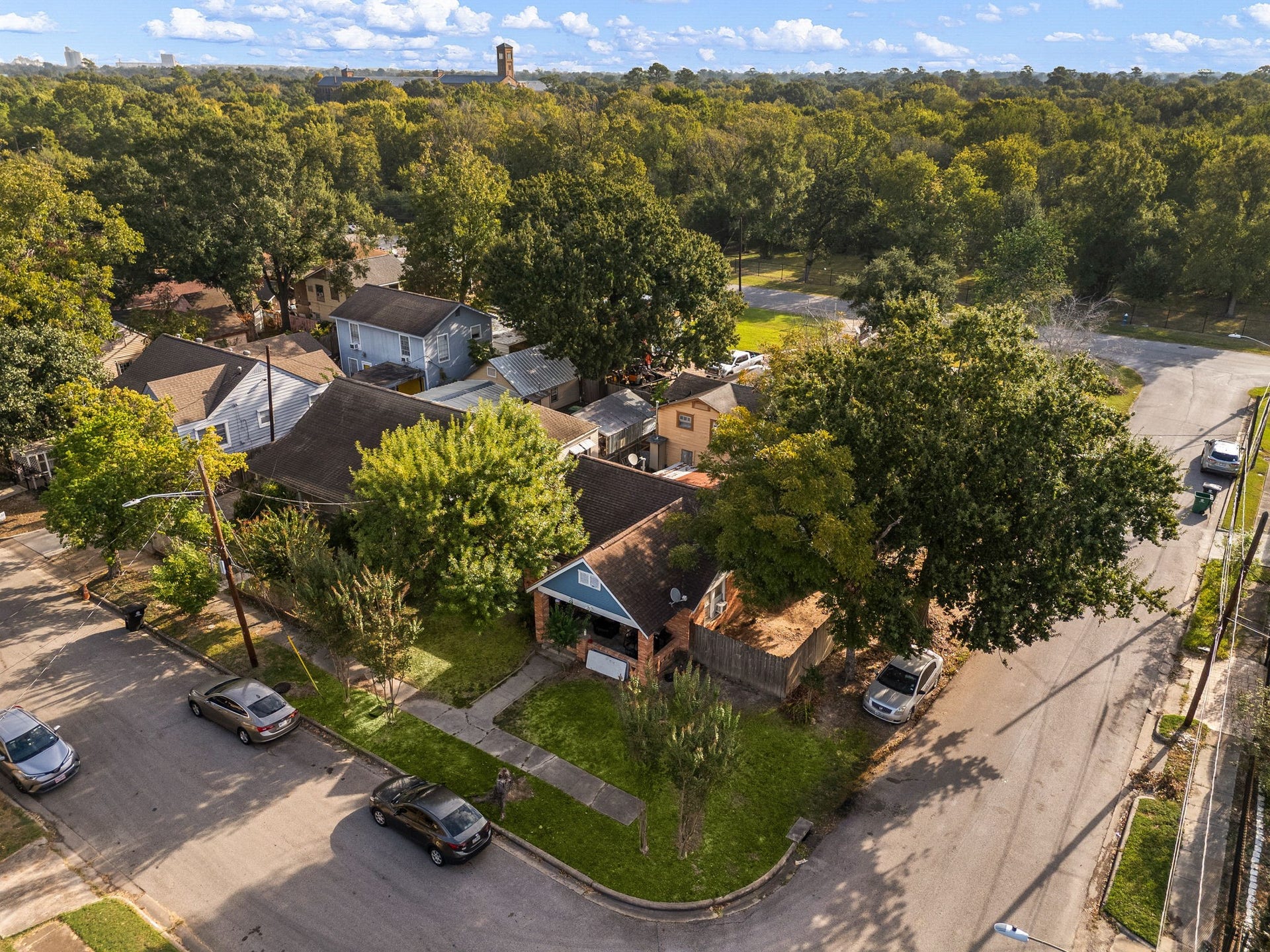 1821 Hatwell Street, Houston, TX 77023 Large corner lot.