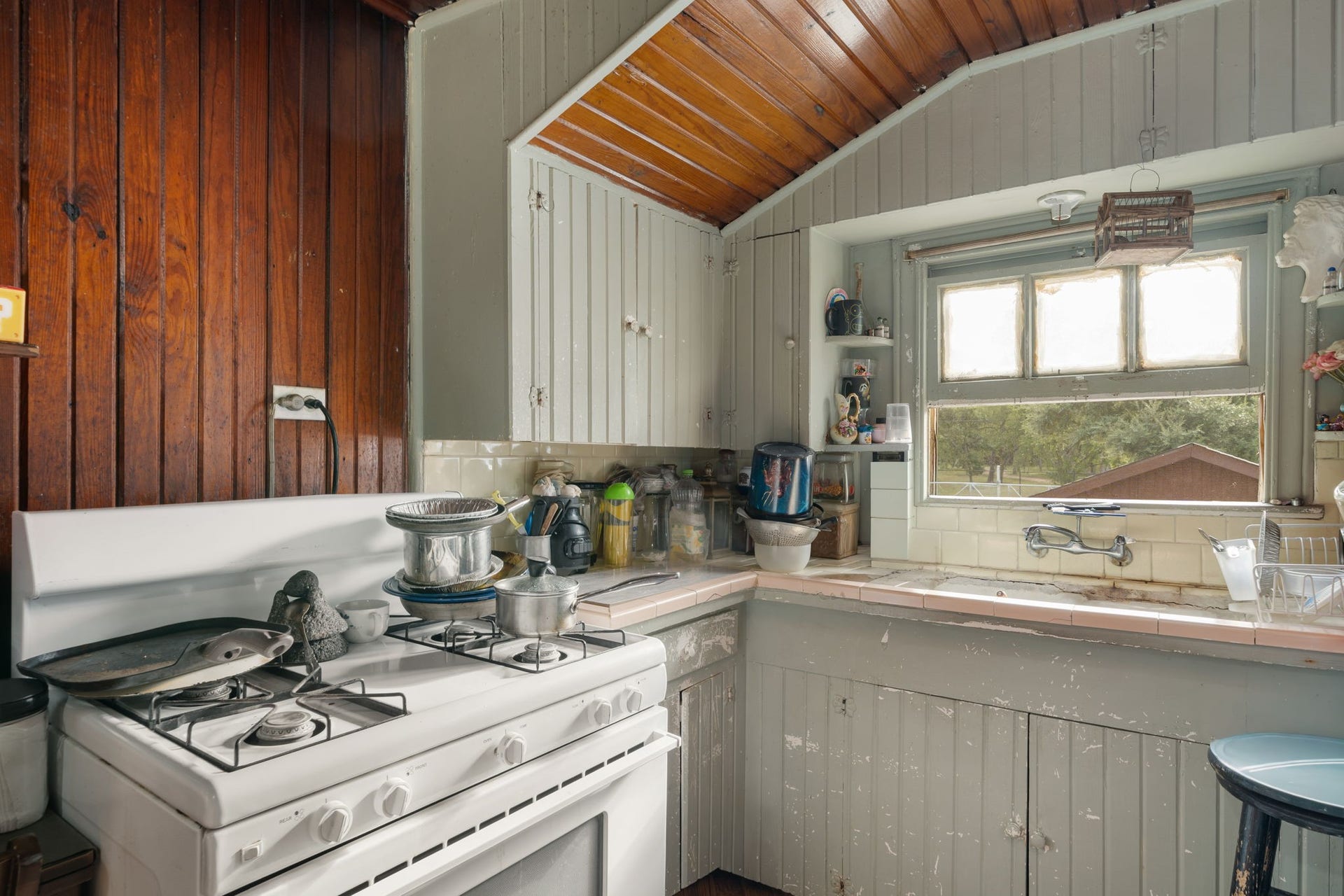 1821 Hatwell Street, Houston, TX 77023 How darling is this space with a gas stove.