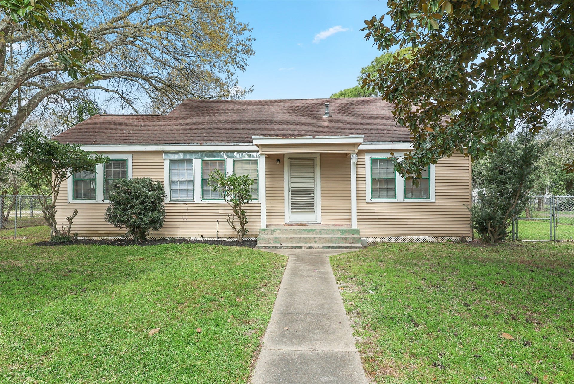 630 Orange Street, La Marque, TX 77568 Welcome home!