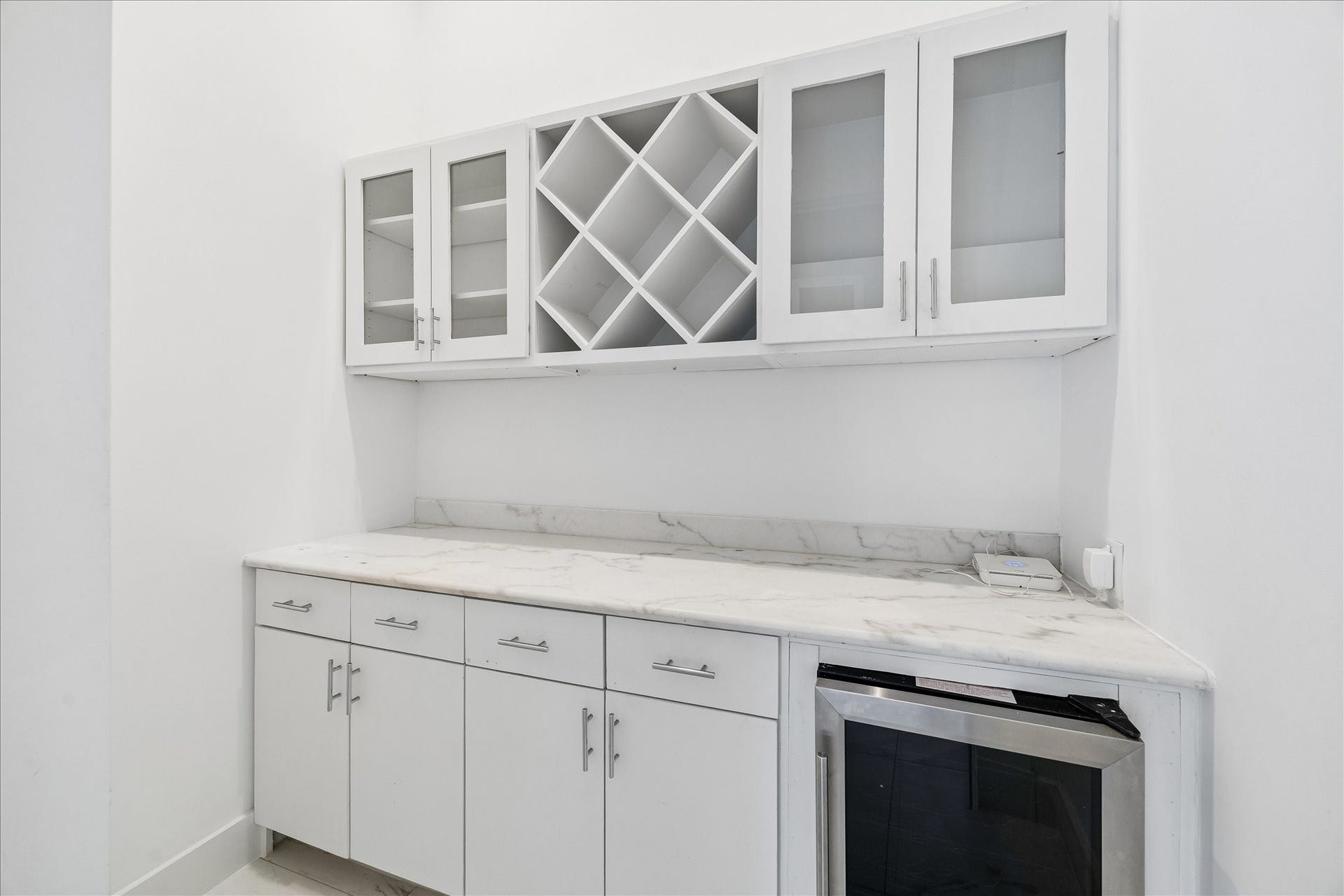 1959 Portsmouth Street, Houston, TX 77098 Off the living room is this built-in bar
room with storage above and below
and beverage fridge.
