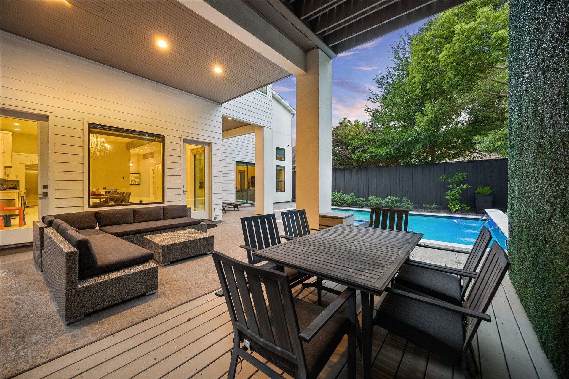1959 Portsmouth Street, Houston, TX 77098 This home was made for entertaining! With an expansive pool plus covered outdoor dining and lounging space, you have the opportunity to soak up the sun or relax in the shade.