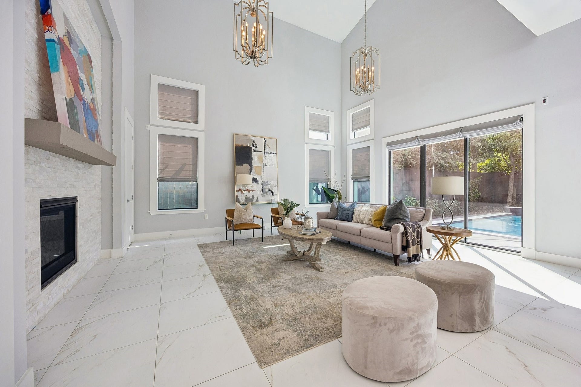 1959 Portsmouth Street, Houston, TX 77098 As you can see here, the walls are
lined with large windows, but all have
shades for privacy or light control.