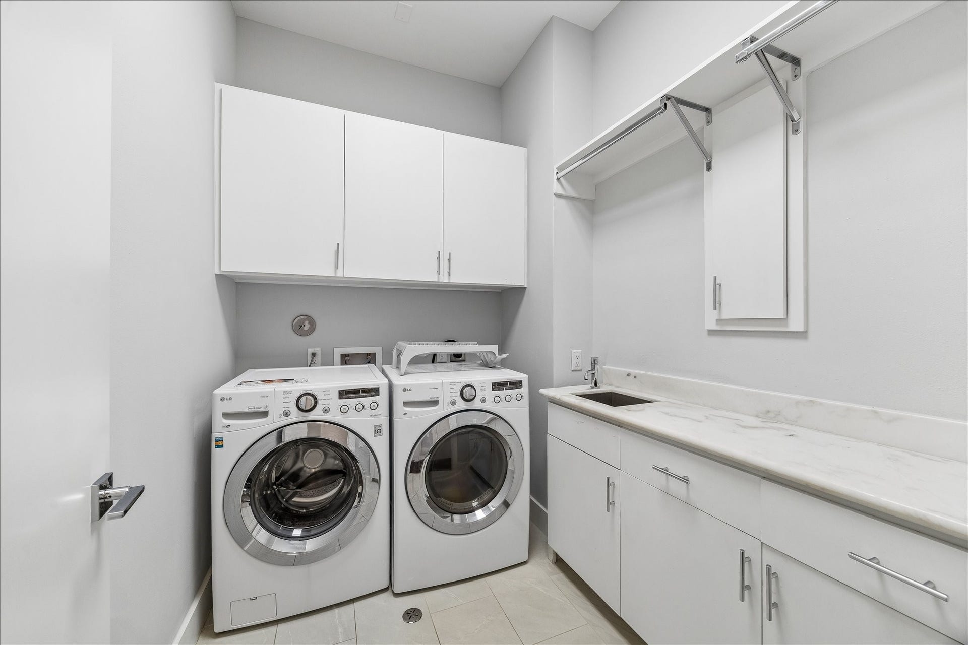 1959 Portsmouth Street, Houston, TX 77098 Second floor lastly features a utility
room with ample storage, utility sink,
and counter space for folding and
organizing.