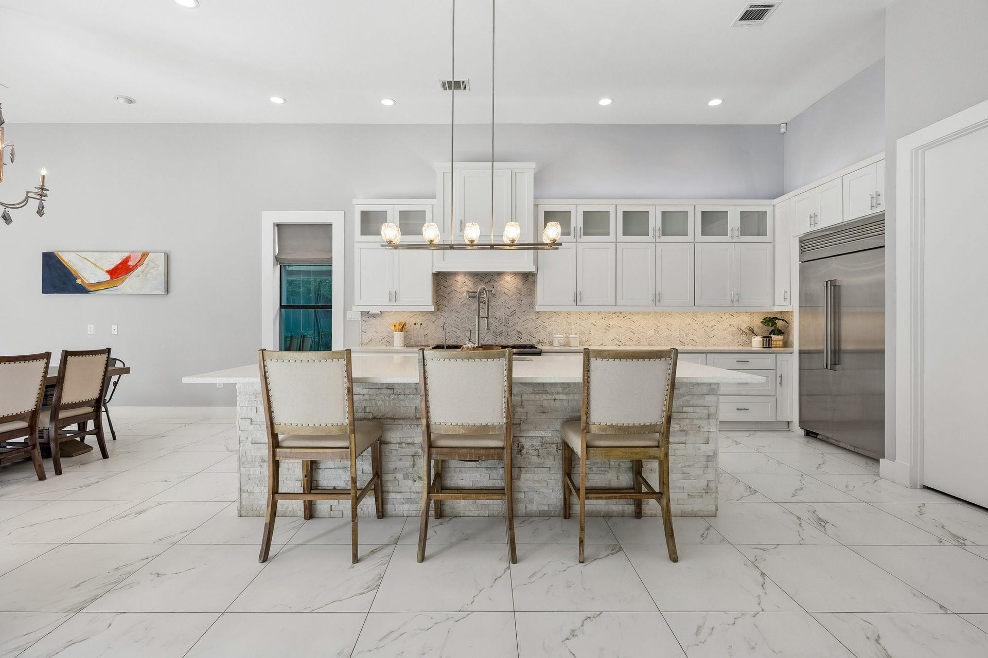1959 Portsmouth Street, Houston, TX 77098 Overlooking the living and dining
areas is the spacious kitchen with
excess storage.